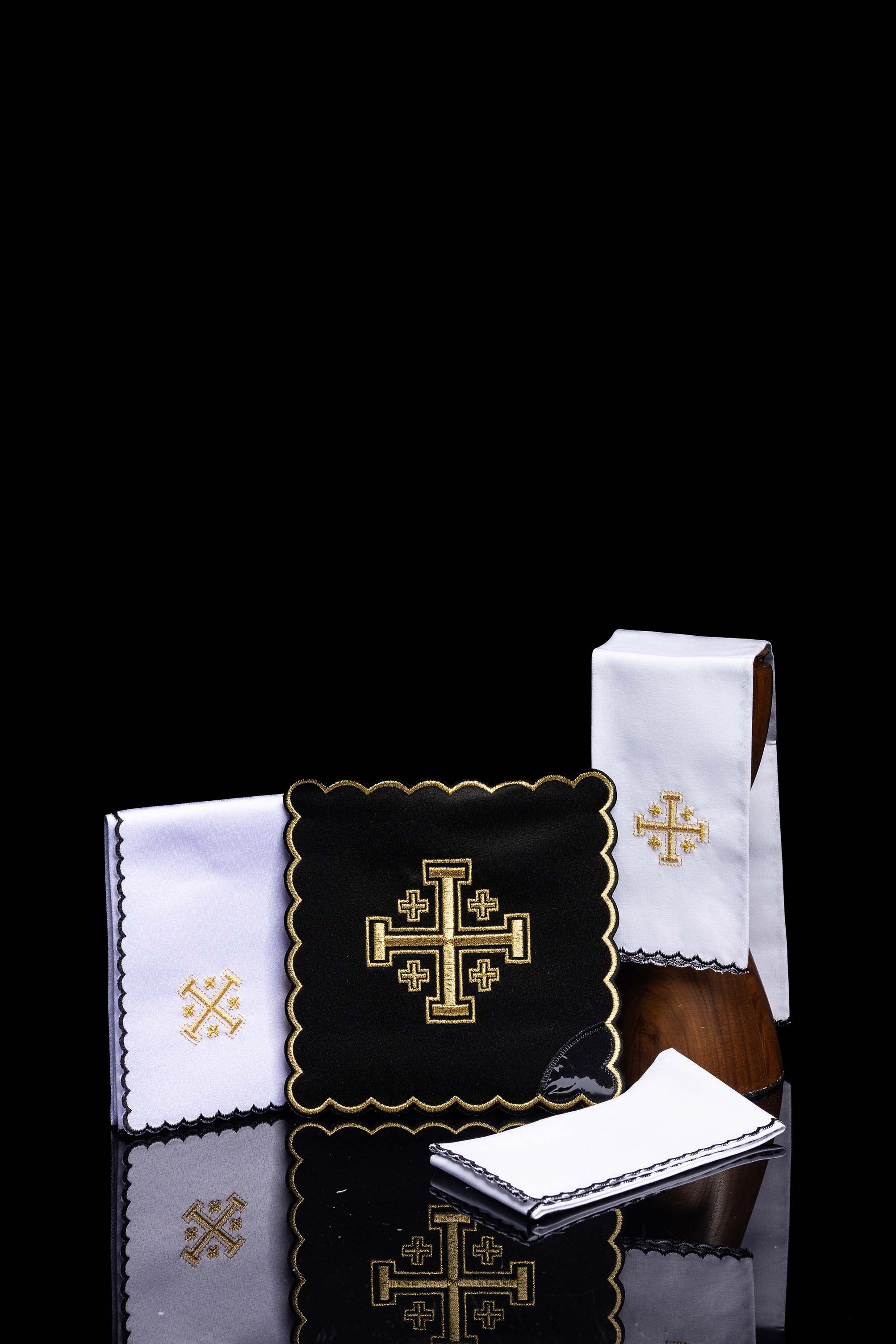 Komplet czarnej bielizny kielichowej ze złotym haftem Krzyża Jerozolimskiego - palka, korporał, puryfikaterz i ręczniczek z kielichem.