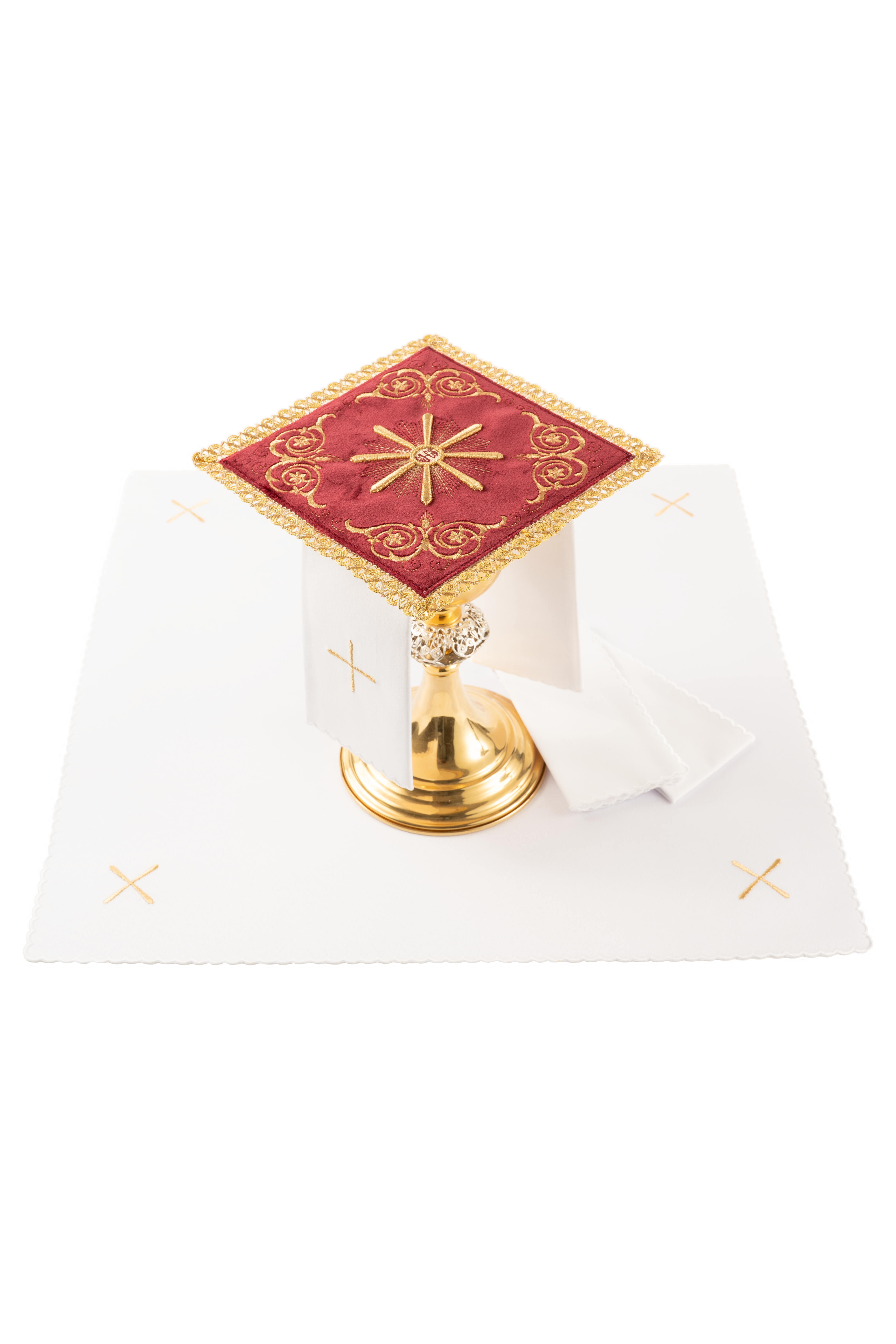 Komplet czerwonej bielizny kielichowej z aksamitną palką i haftem IHS — korporał ze złotymi krzyżami w narożnikach, puryfikaterz i ręczniczek