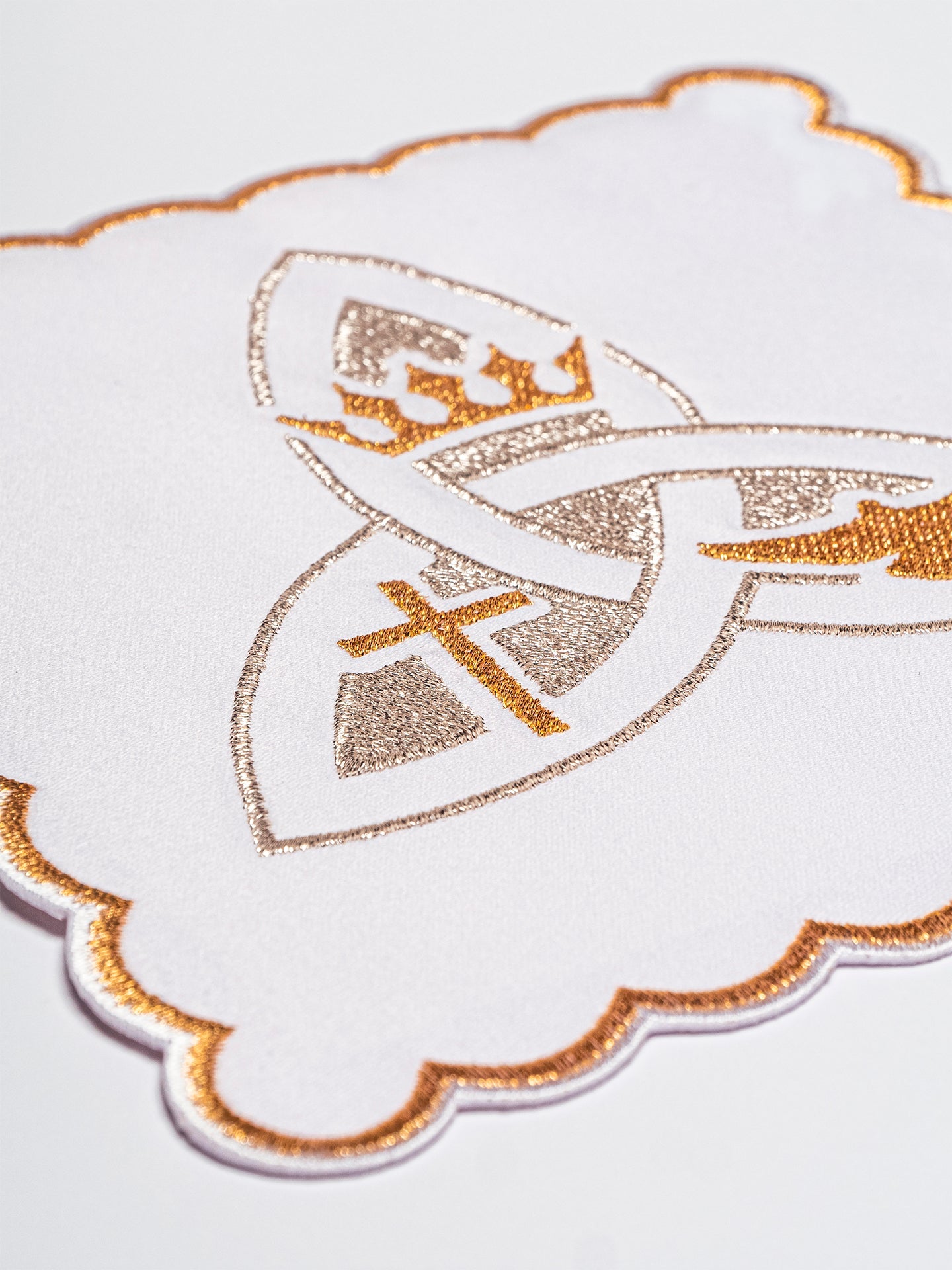 Bielizna kielichowa haftowana symbol Trójcy Świętej