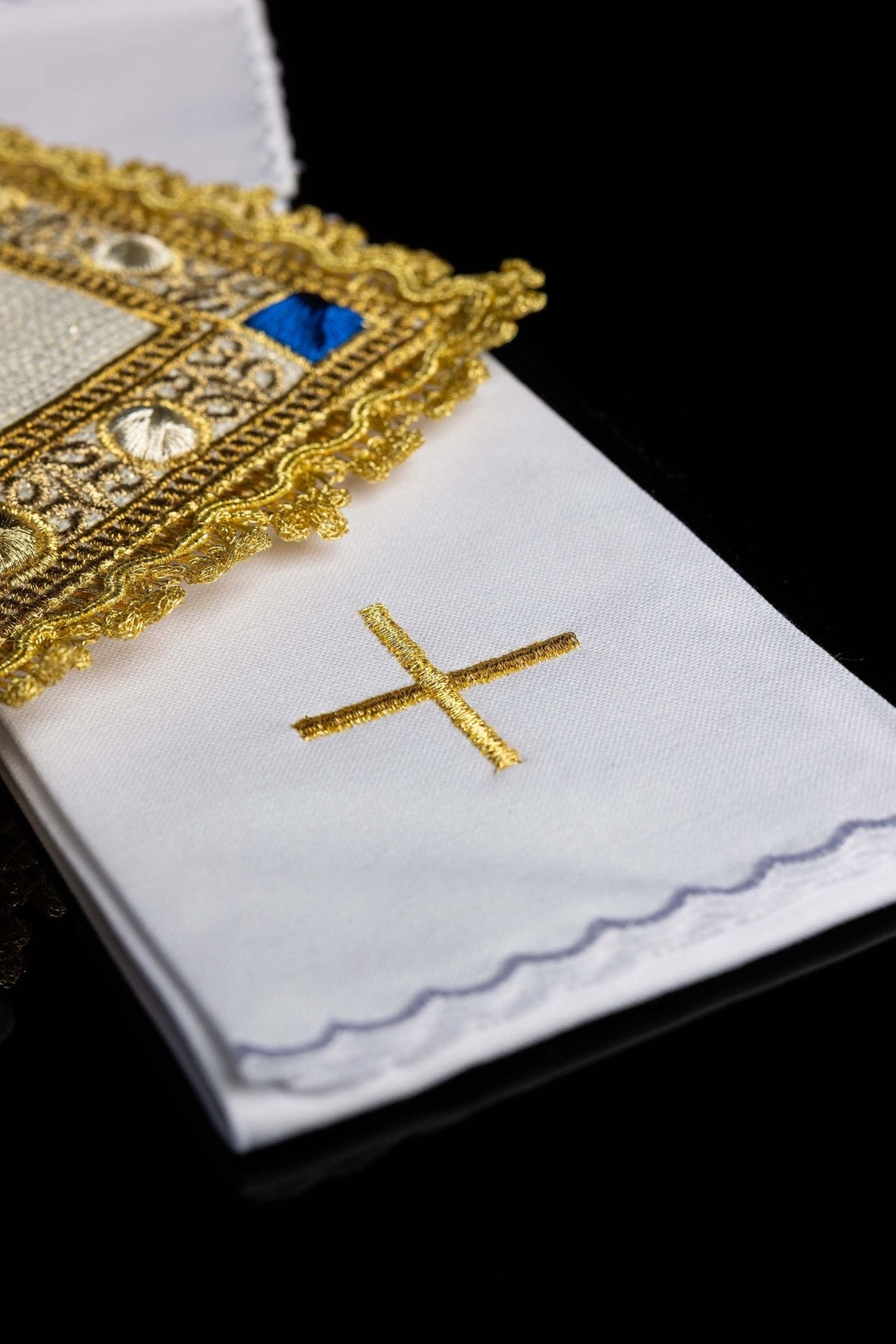 Bielizna kielichowa haftowana z symbolem Maryjnym