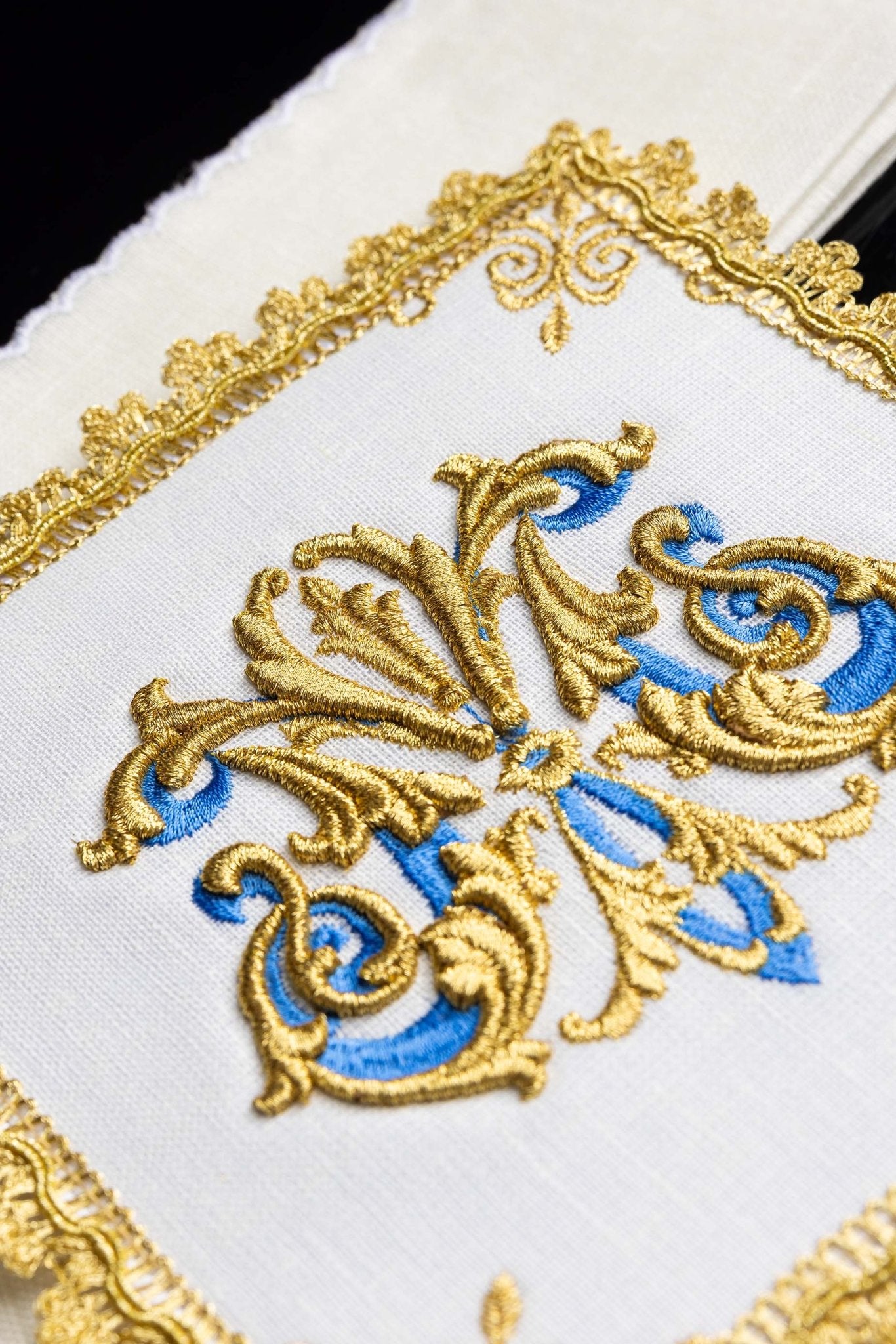 Bielizna kielichowa haftowana Złoty Symbol Maryjny LEN