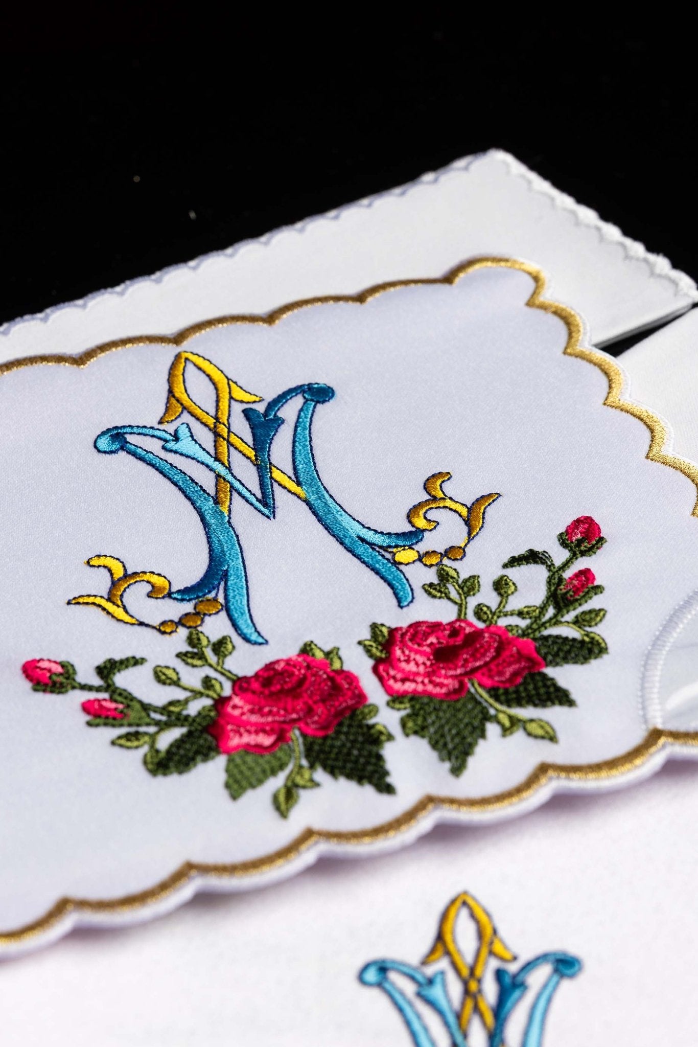 Bielizna kielichowa z kolorowym haftem maryjnym