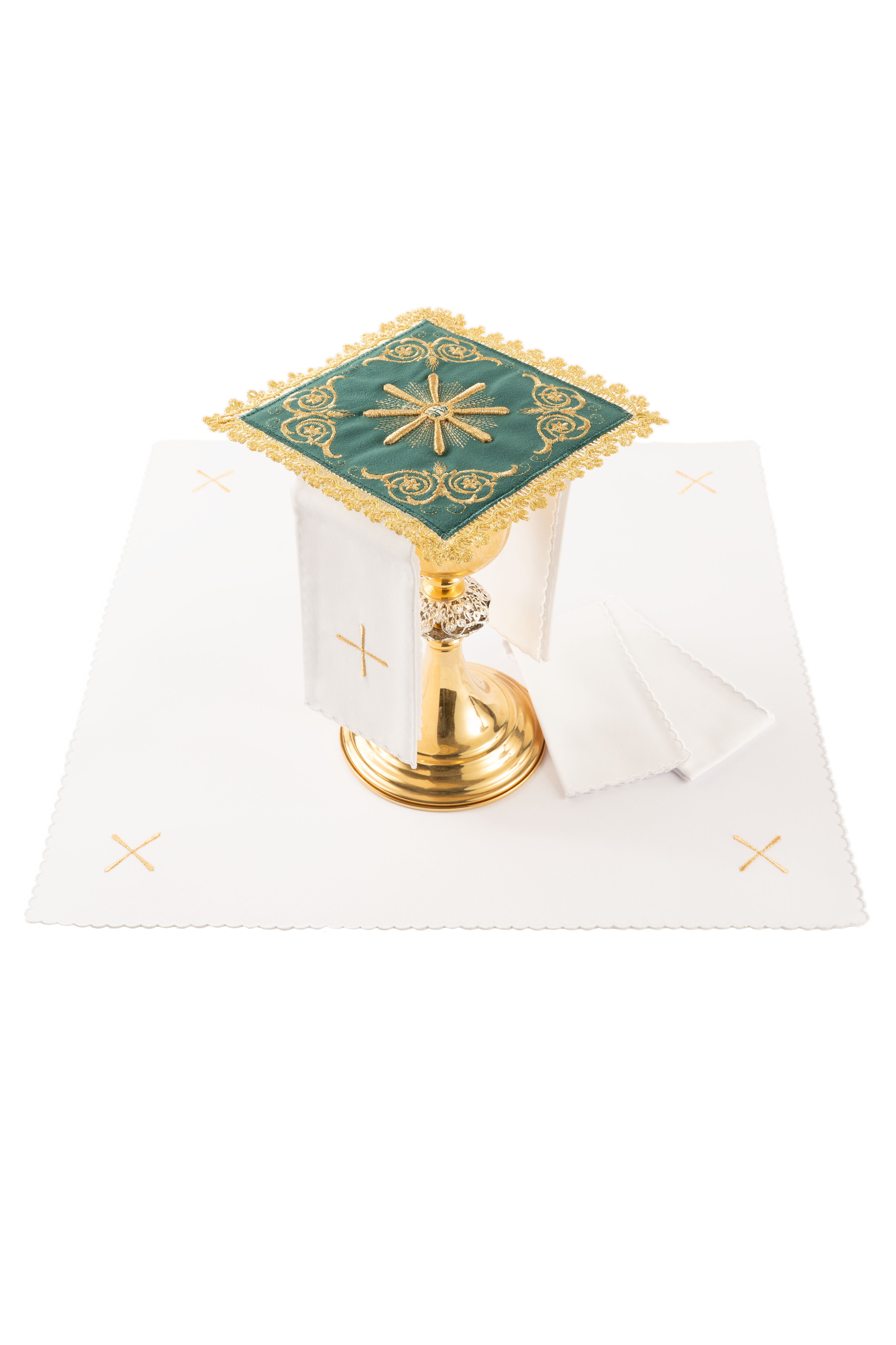 Komplet zielonej bielizny kielichowej z aksamitną palką i haftem IHS — korporał ze złotymi krzyżami w narożnikach, puryfikaterz i ręczniczek.