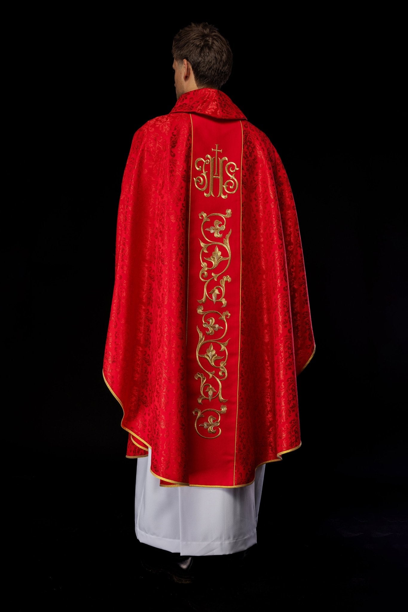 Czerwony Ornat liturgiczny z bogato zdobionym pasem IHS