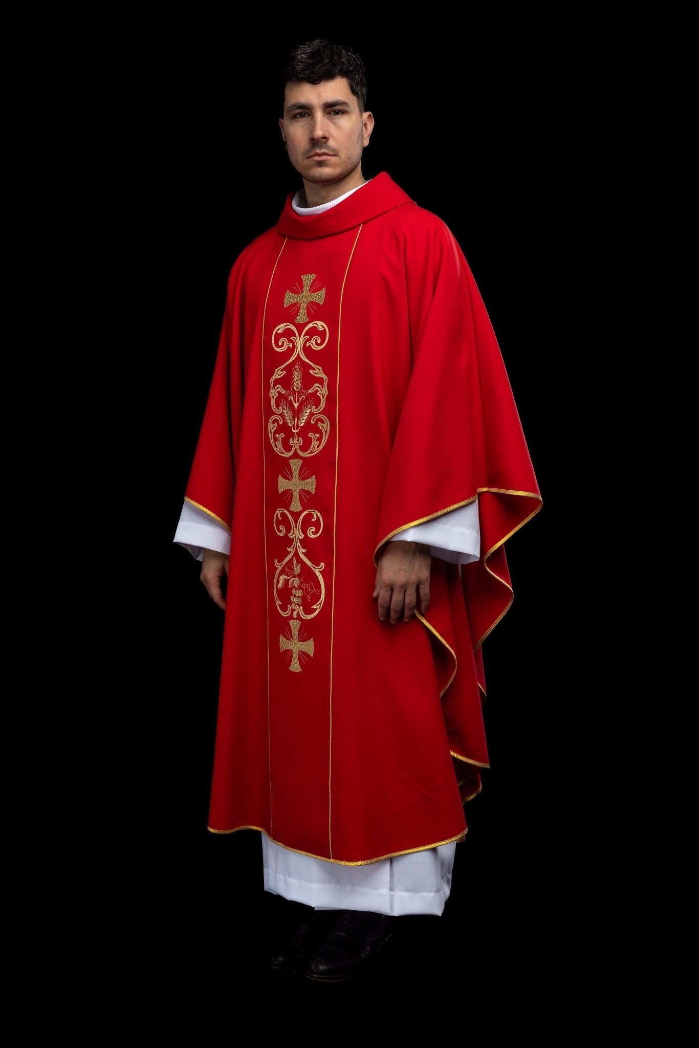 Czerwony ornat liturgiczny zdobiony haftowanym pasem