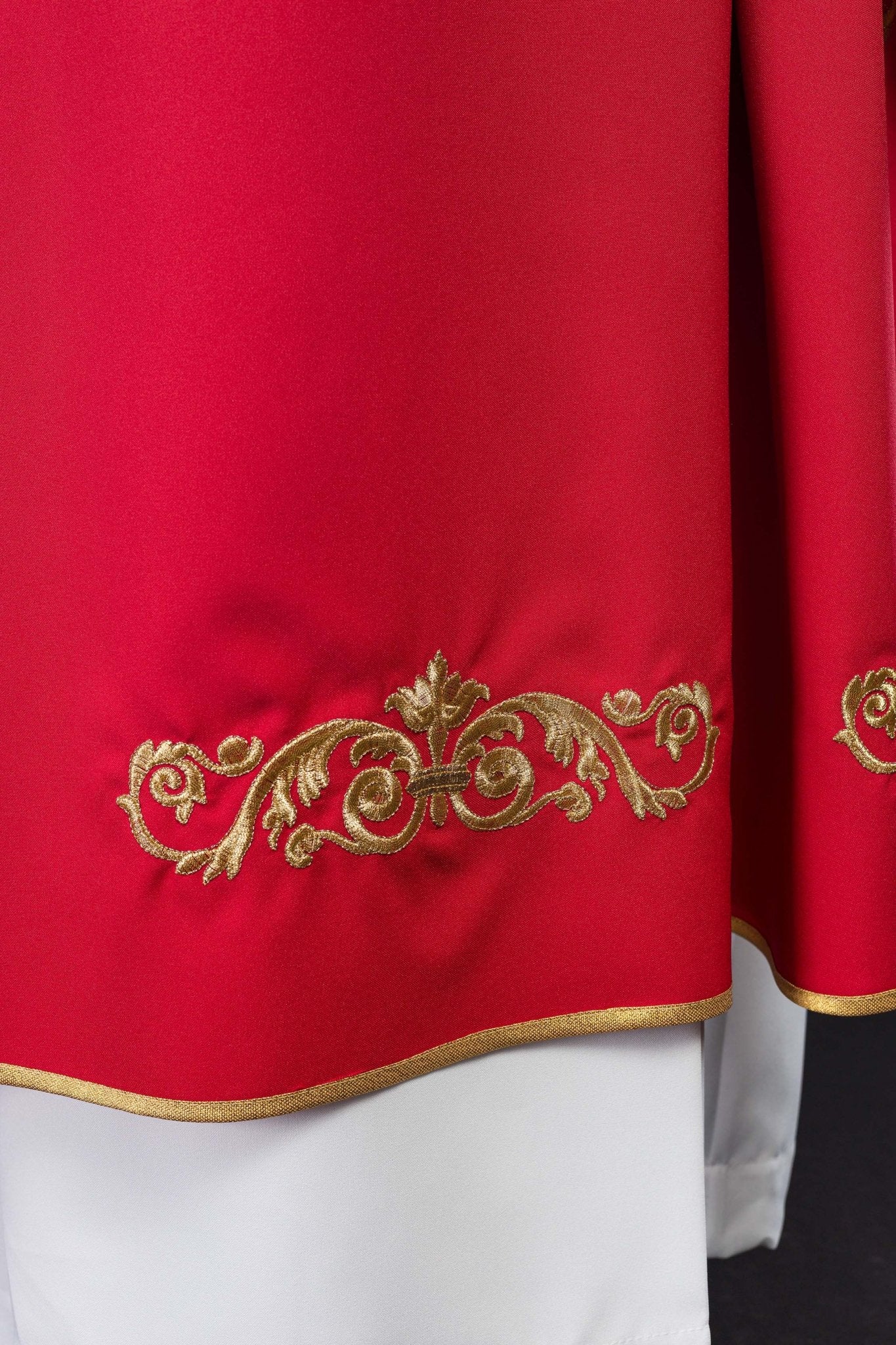 Czerwony ornat z złotym haftem IHS i ozdobnym wykończeniem