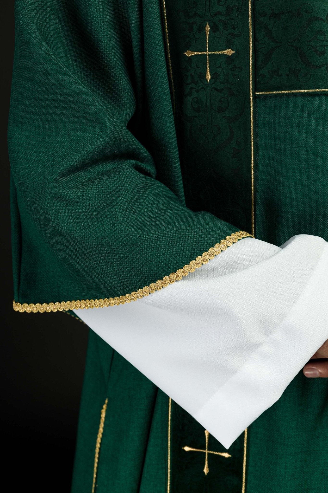 Dalmatyka z aksamitnymi pasami i haftowanymi złotymi krzyżami zielona