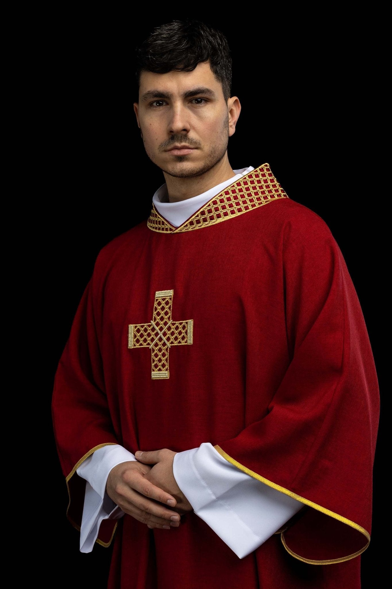 Dalmatyka z haftowanymi krzyżami i kołnierzem czerwona