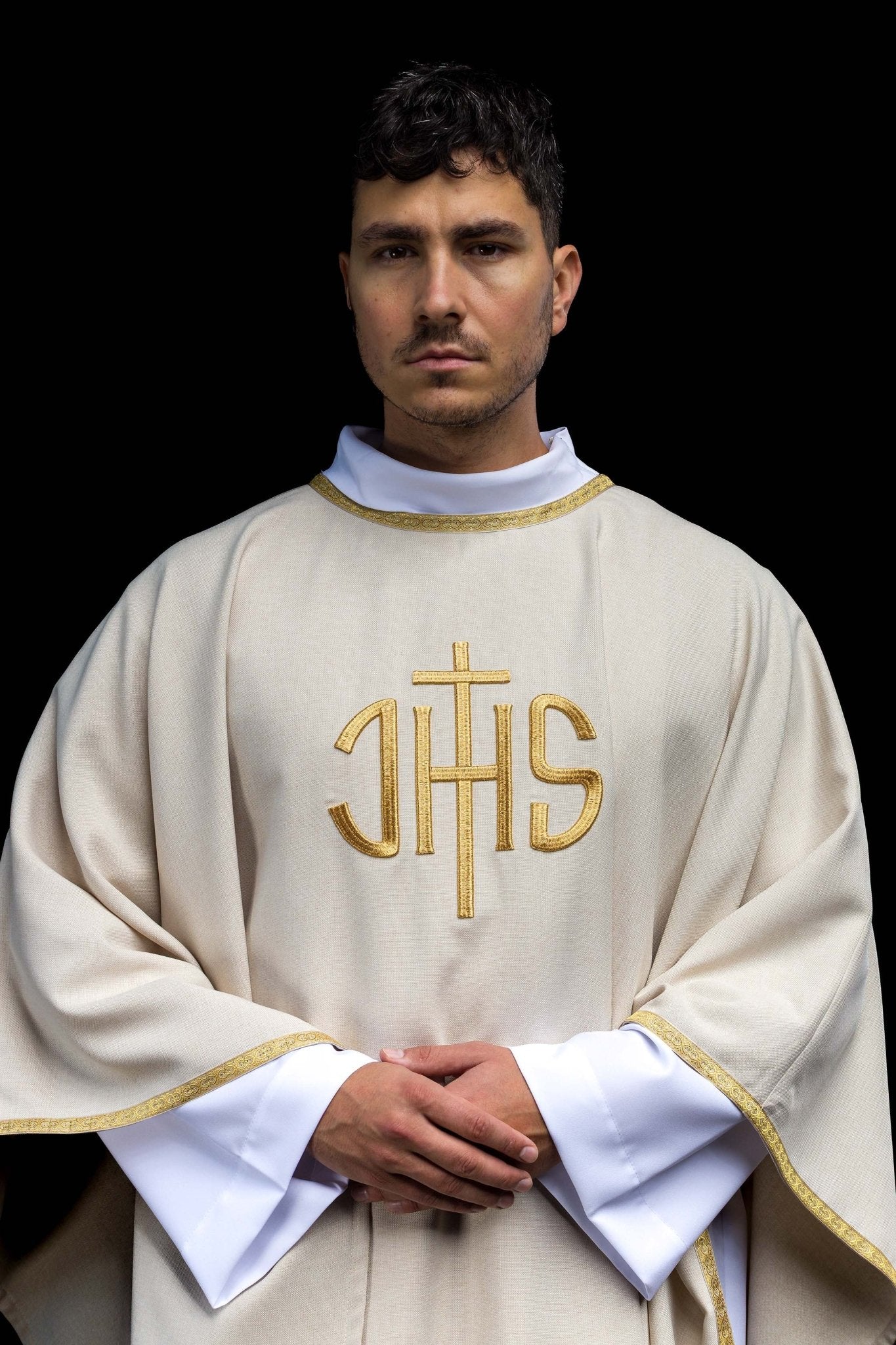 Ecru ornat liturgiczny z złotym haftem IHS