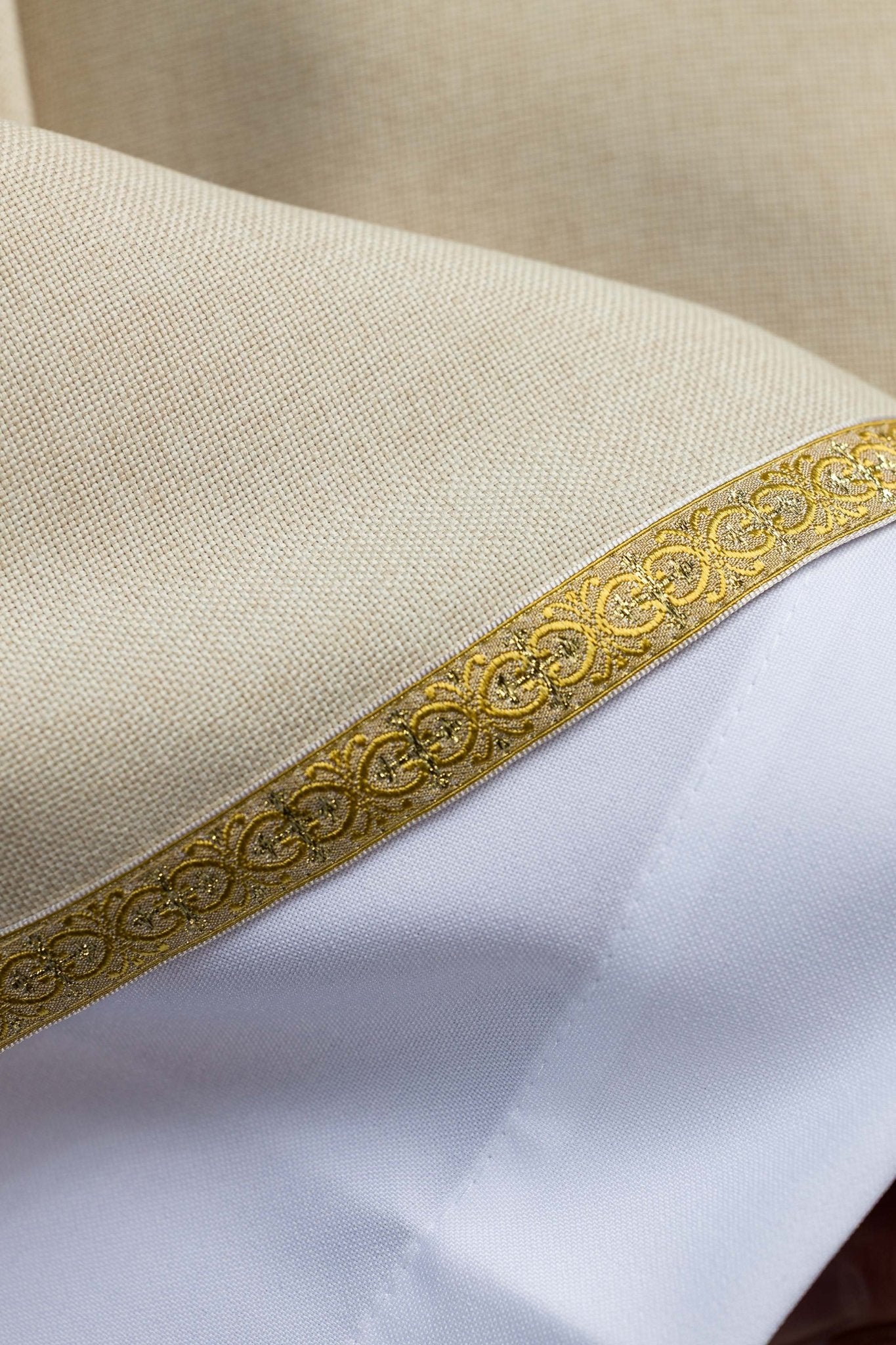 Ecru ornat liturgiczny z złotym haftem IHS