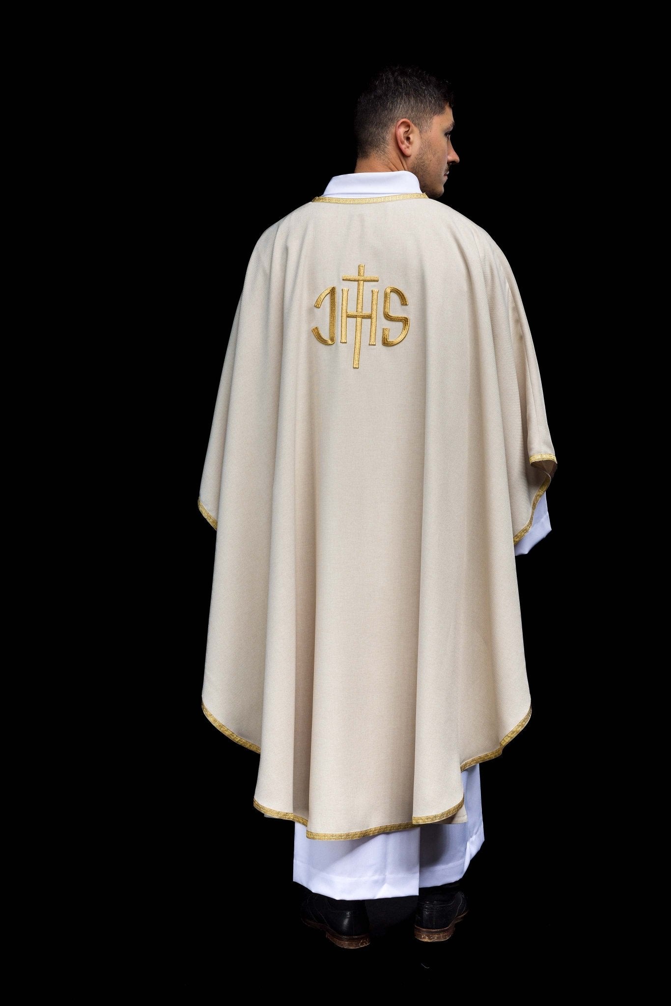 Ecru ornat liturgiczny z złotym haftem IHS