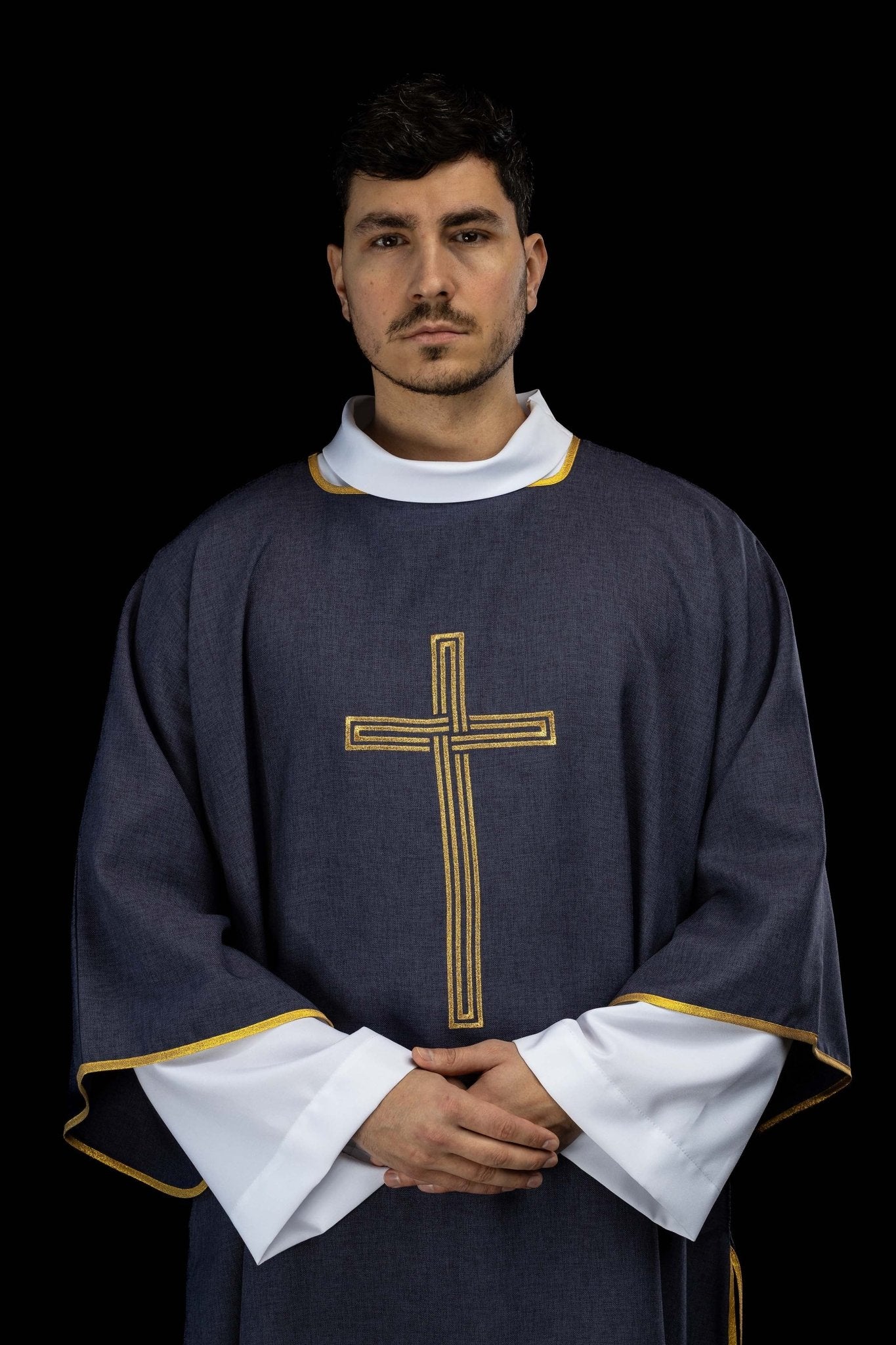 Fioletowa dalmatyka z haftowanym złotym krzyżem
