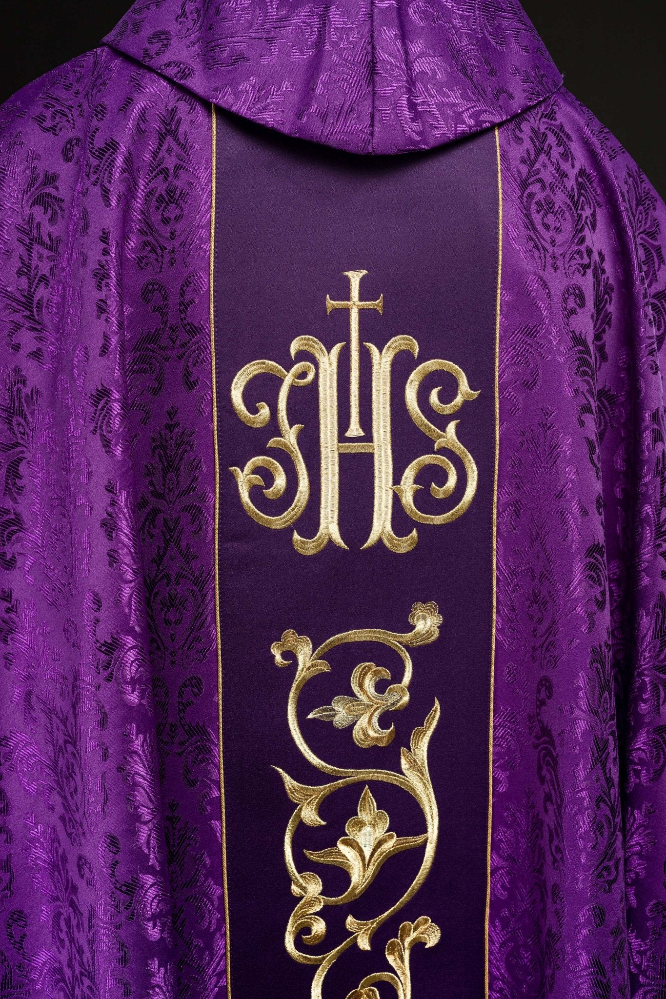 Fioletowy Ornat liturgiczny z bogato zdobionym pasem IHS