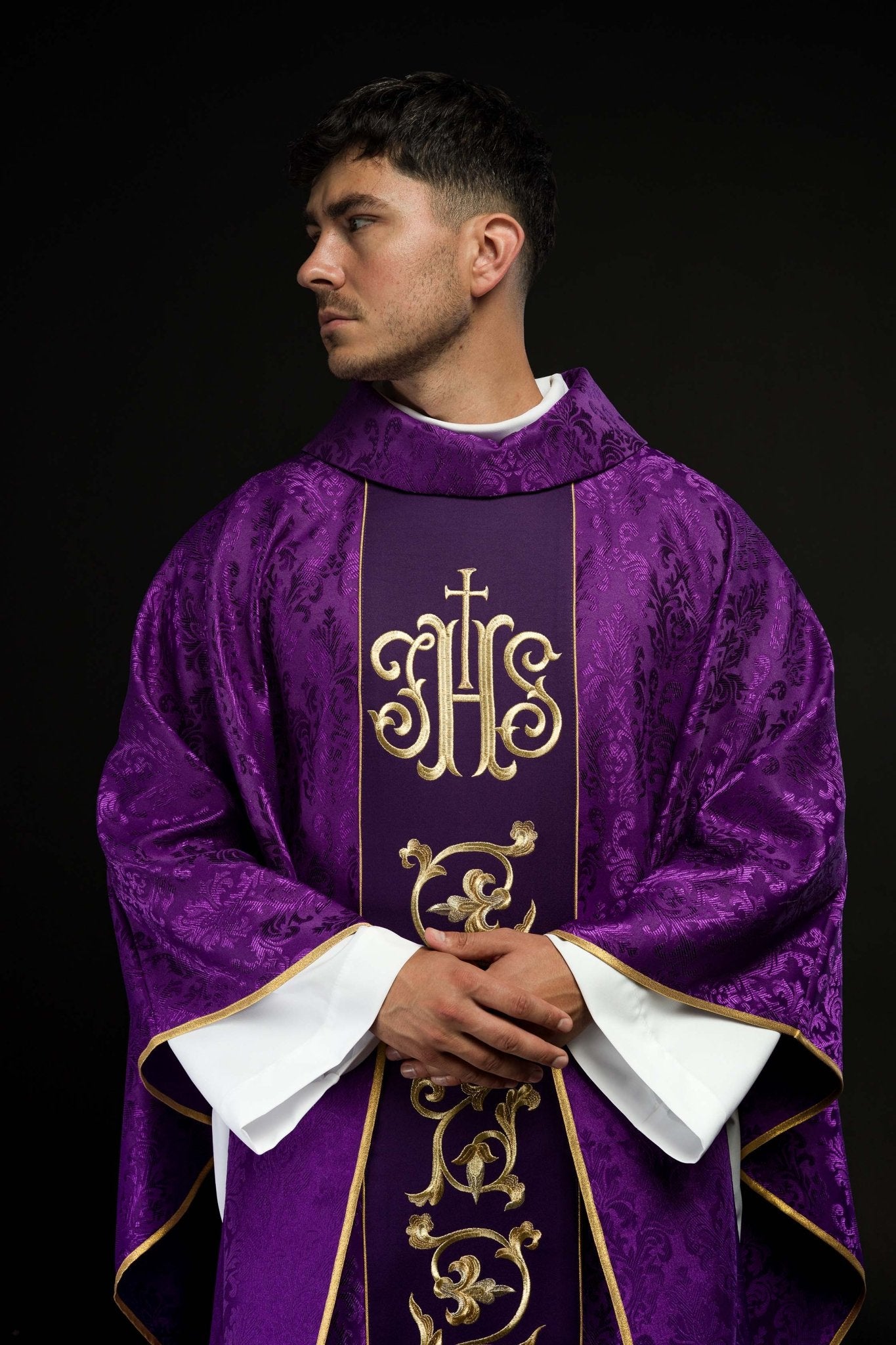 Fioletowy Ornat liturgiczny z bogato zdobionym pasem IHS