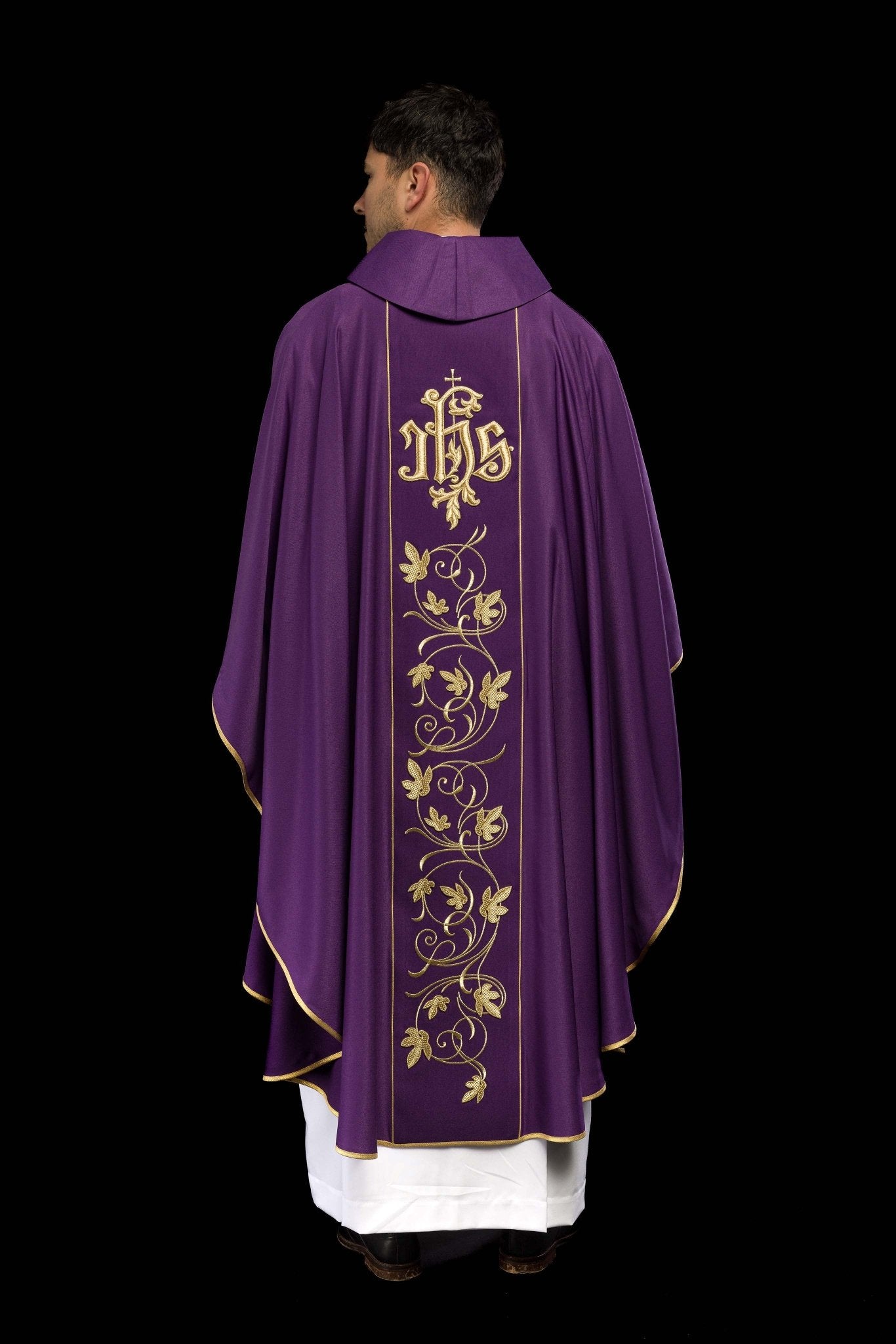 Fioletowy ornat liturgiczny z bogato zdobionym pasem motywem florystycznym i IHS