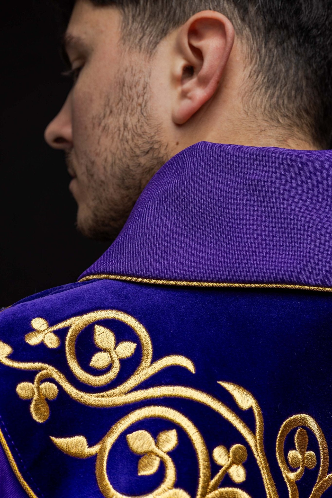 Fioletowy ornat liturgiczny zdobiony haftem na aksamicie