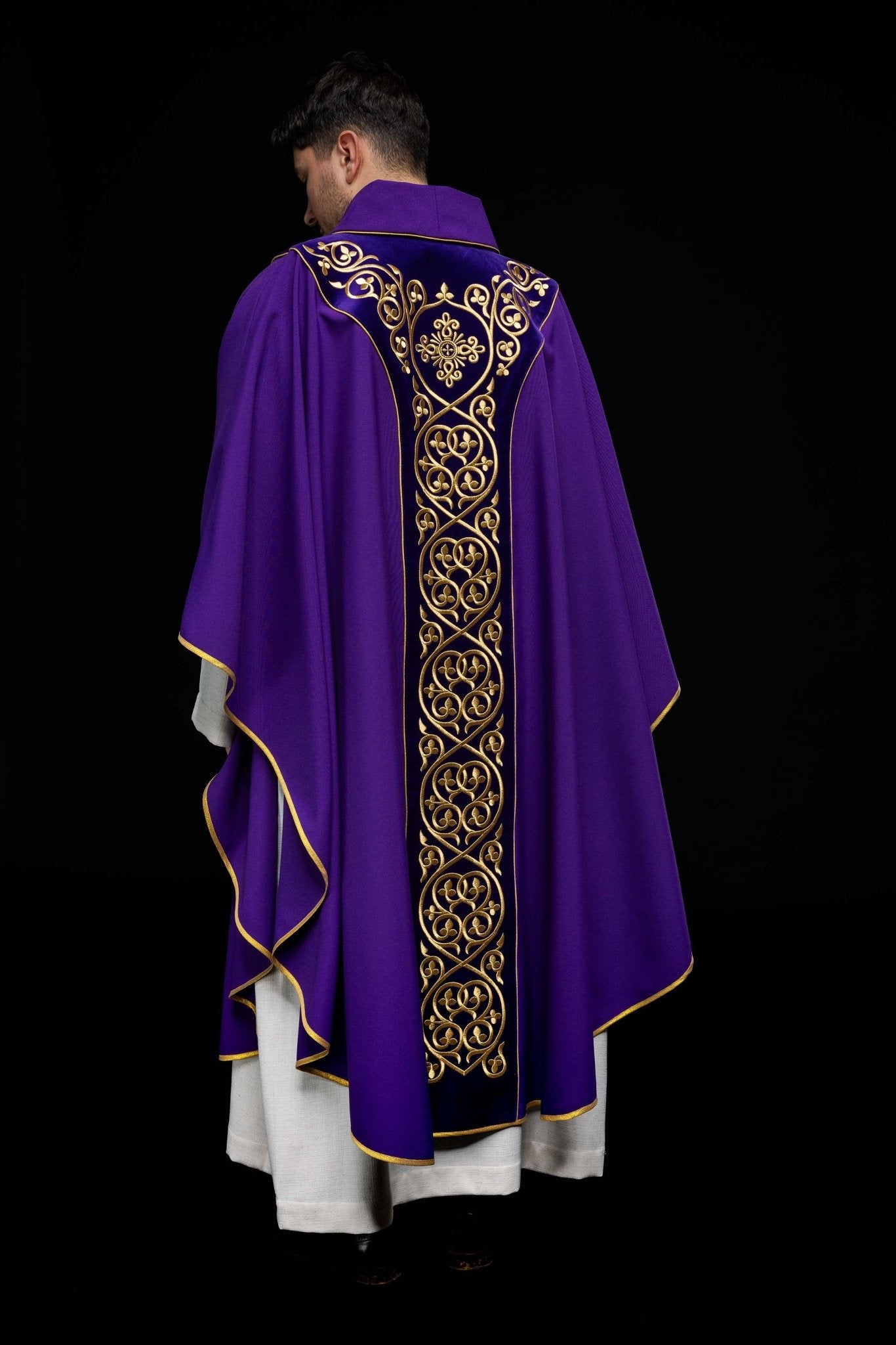 Fioletowy ornat liturgiczny zdobiony haftem na aksamicie