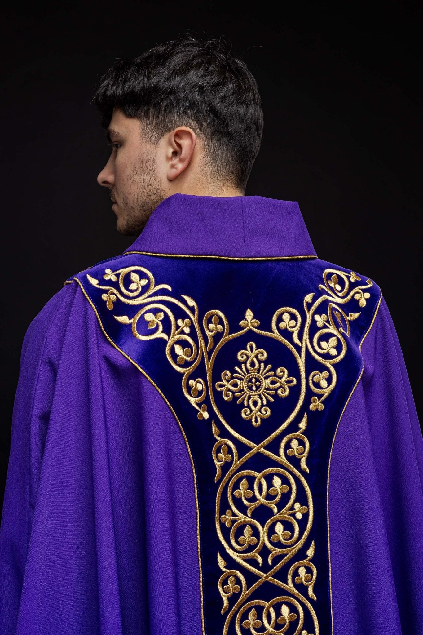 Fioletowy ornat liturgiczny zdobiony haftem na aksamicie