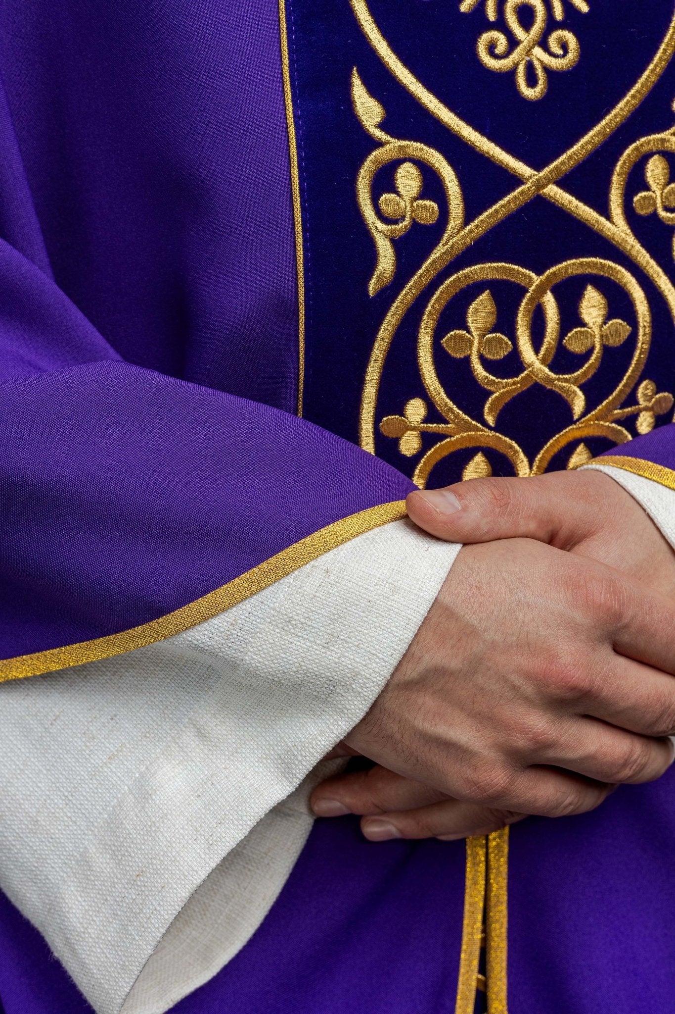 Fioletowy ornat liturgiczny zdobiony haftem na aksamicie