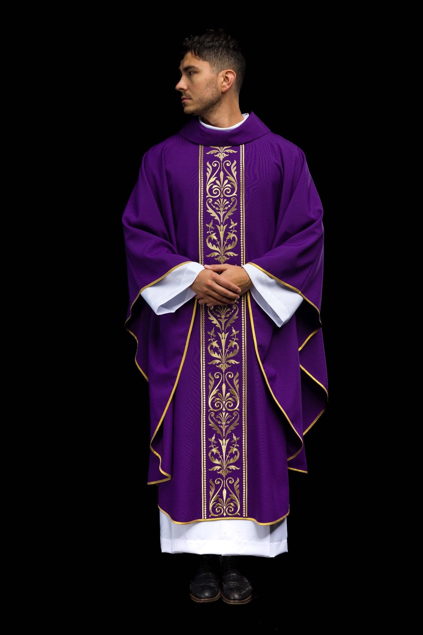 Fioletowy ornat liturgiczny zdobiony złotym pasem haftowanym