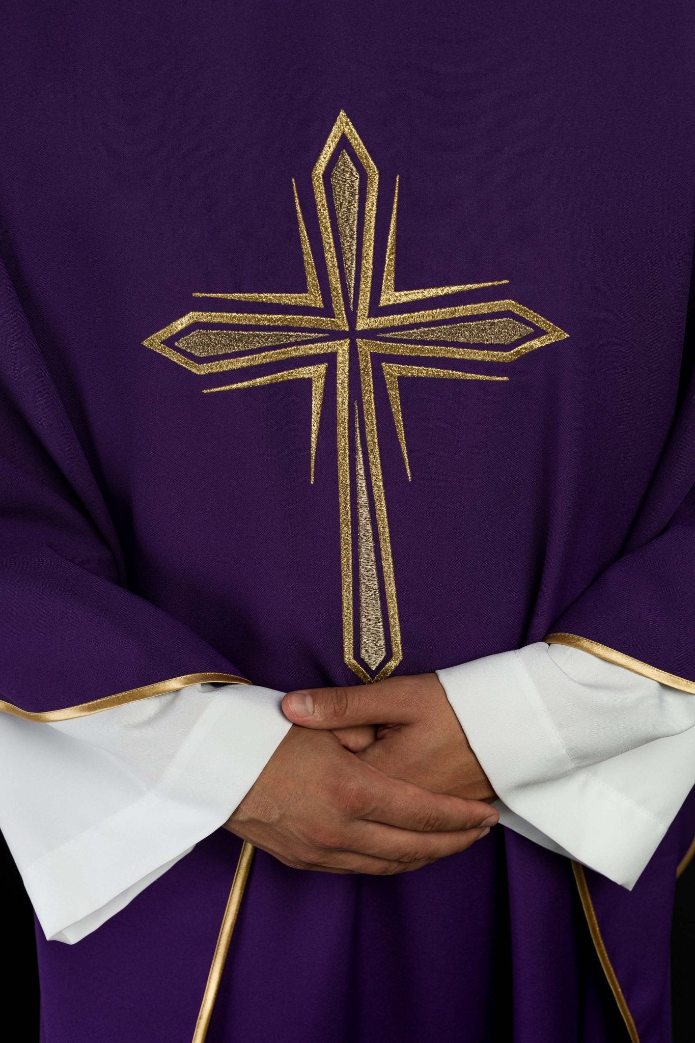 Fioletowy ornat z haftem krzyża i złotą lamówką
