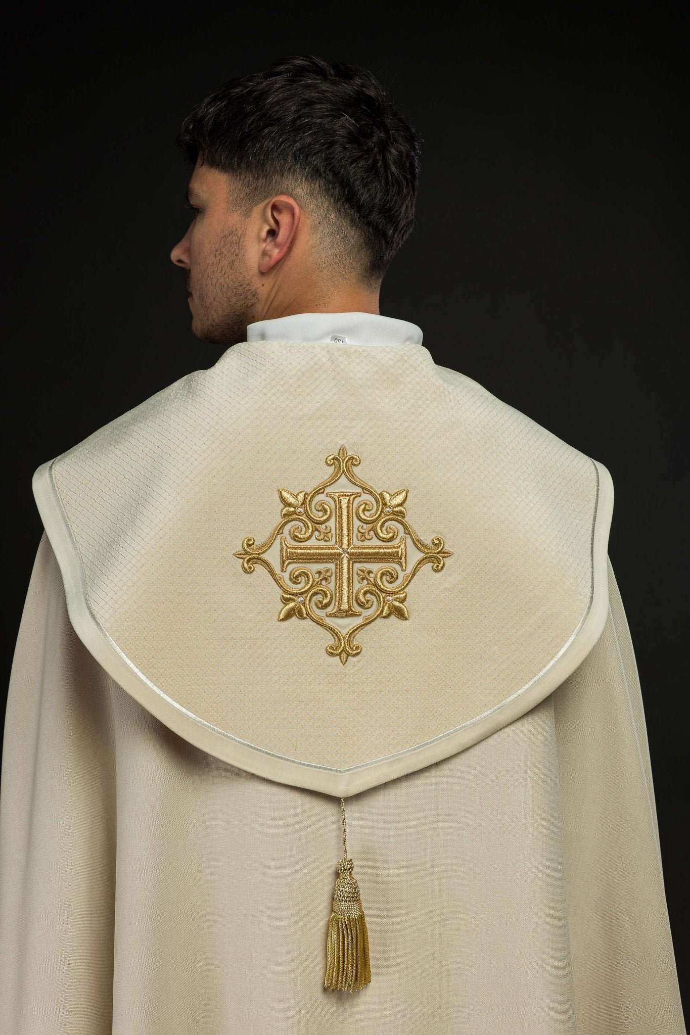 Kapa liturgiczna z aksamitnym ecru pasem i haftem krzyży