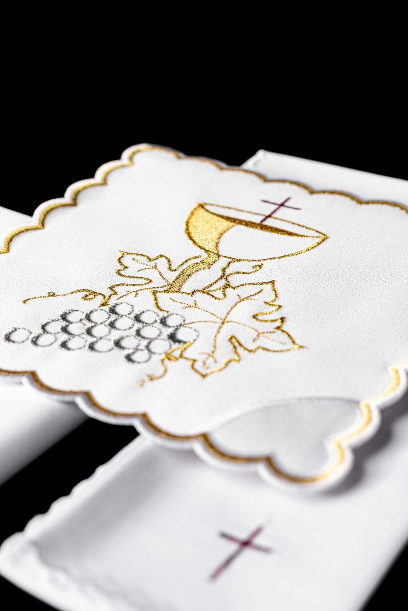 Komplet kielichowy haftowany z motywem eucharystycznym biały