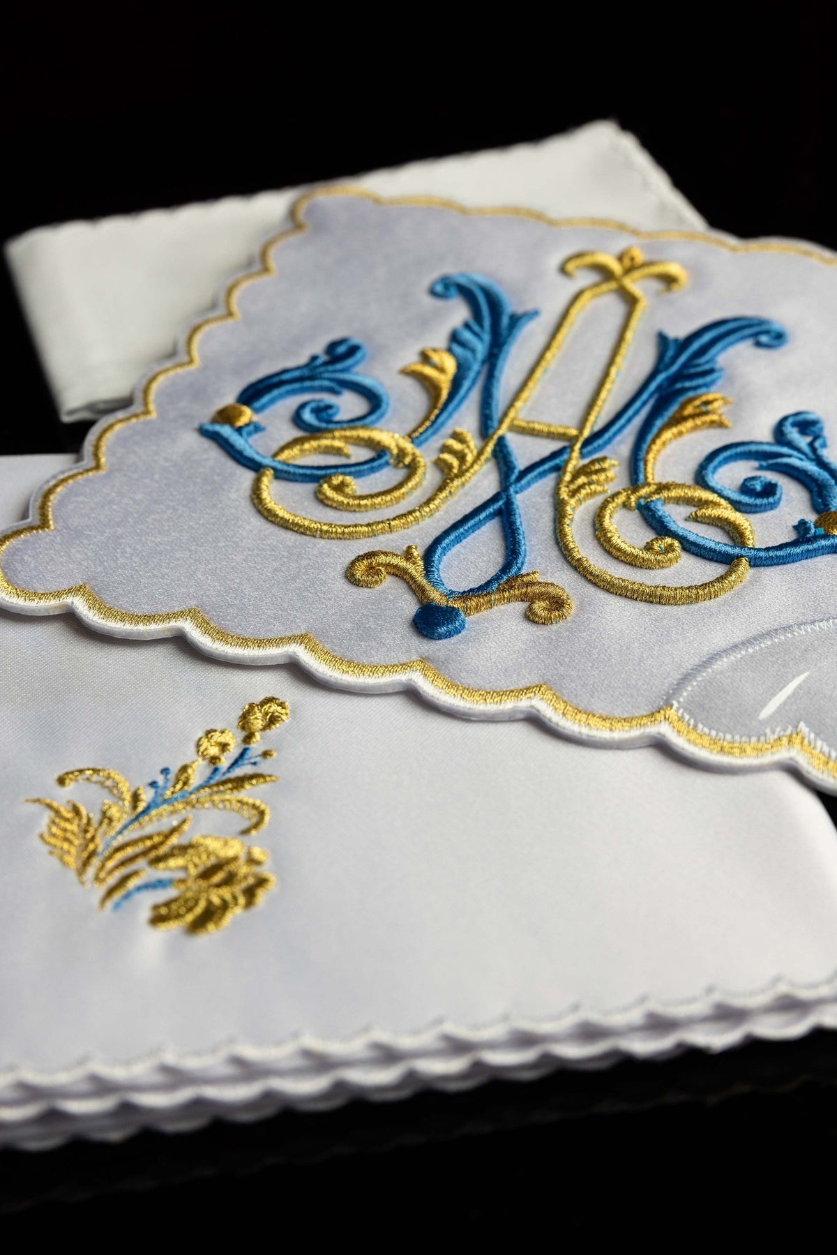 Liturgiczny komplet kielichowy z haftowanym motywem Maryjnym