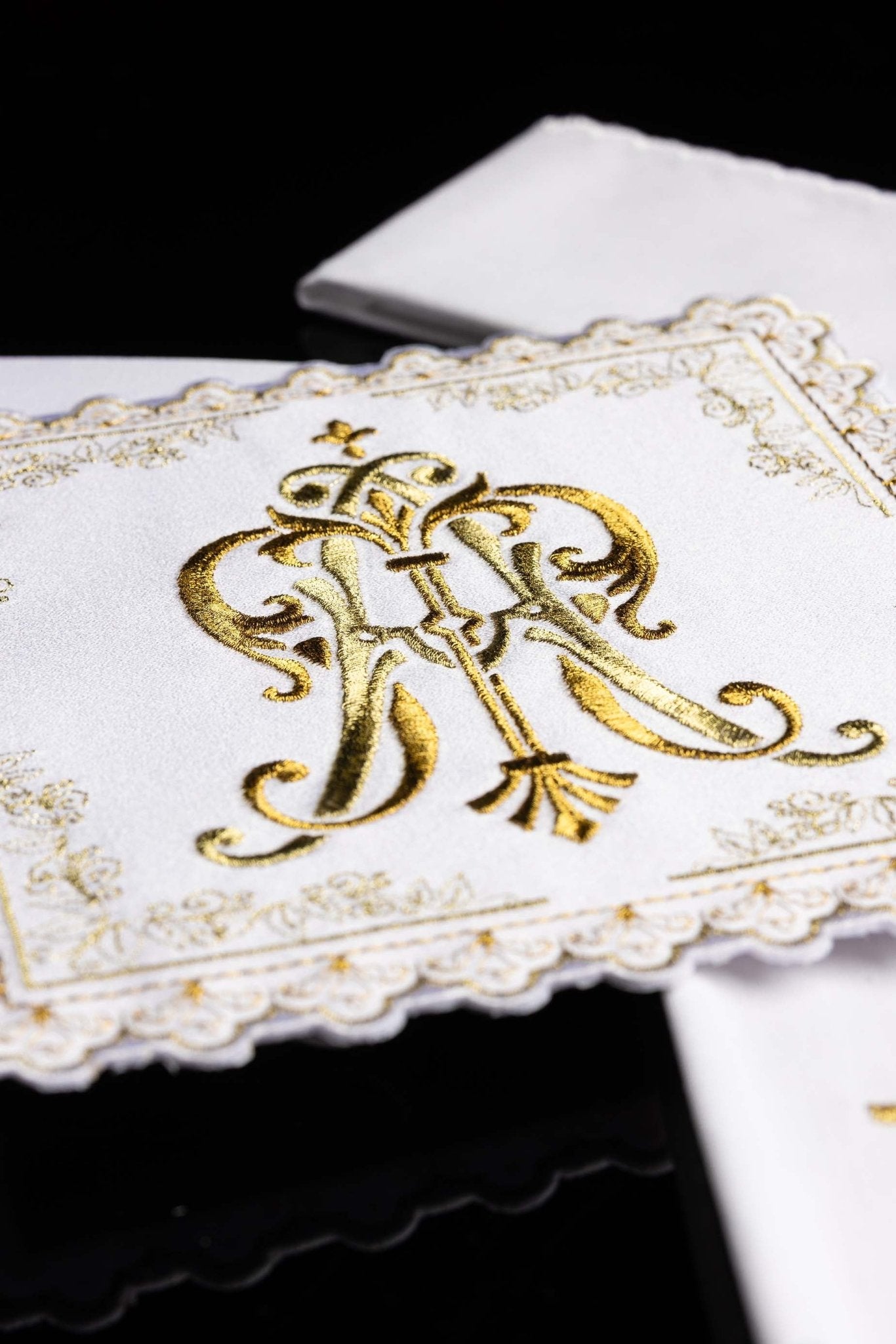 Liturgiczny komplet kielichowy z haftowanym złotym motywem Maryjnym