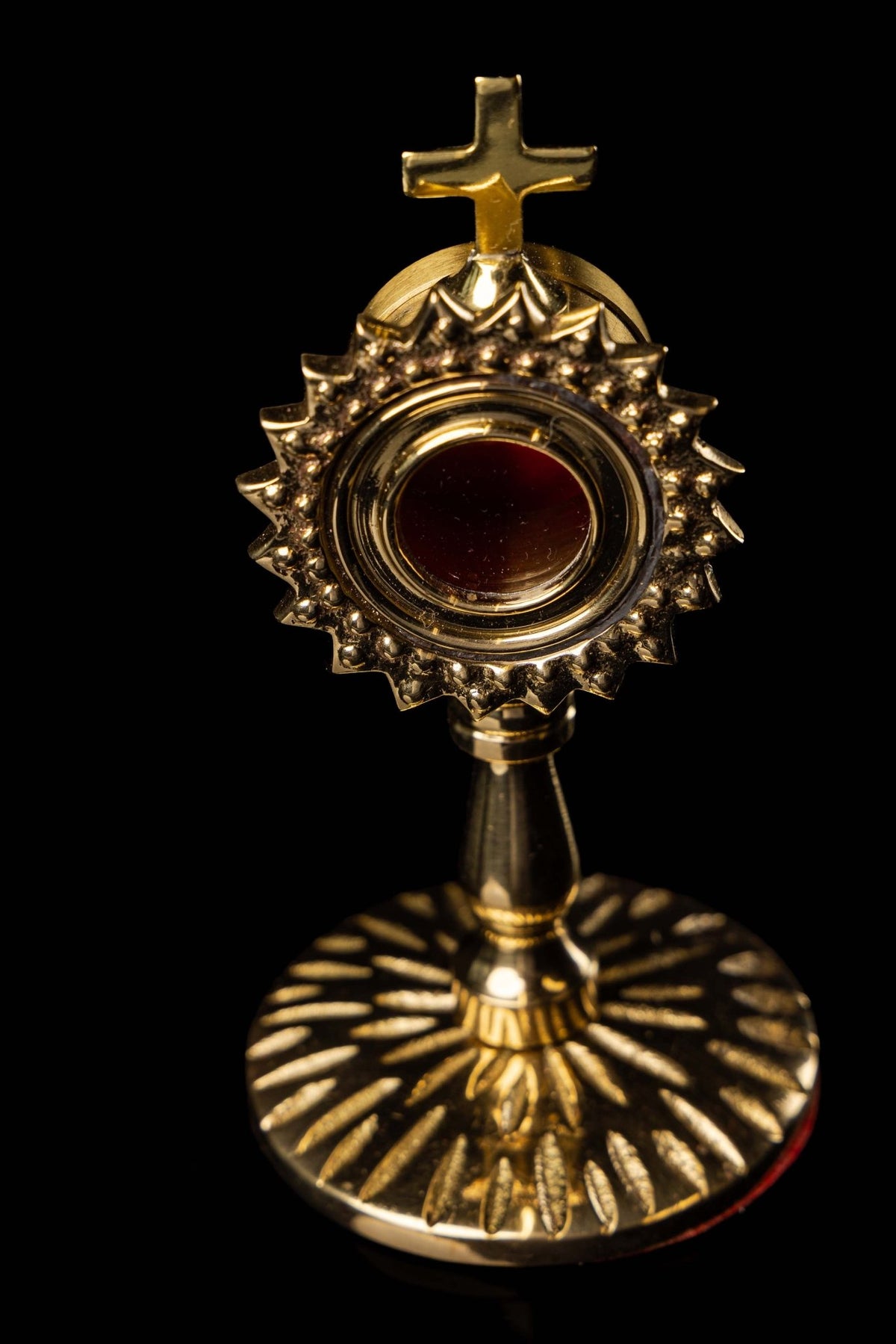 Mały relikwiarz liturgiczny wykonany z mosiądzu
