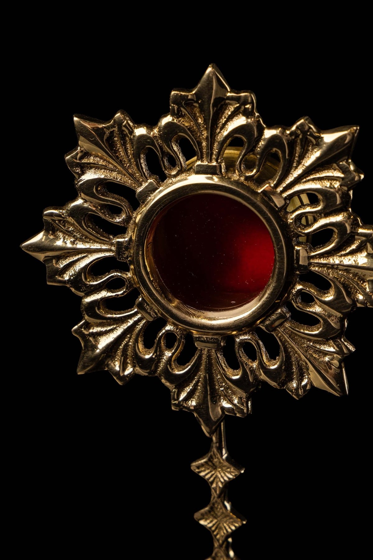 Mosiężny relikwiarz liturgiczny