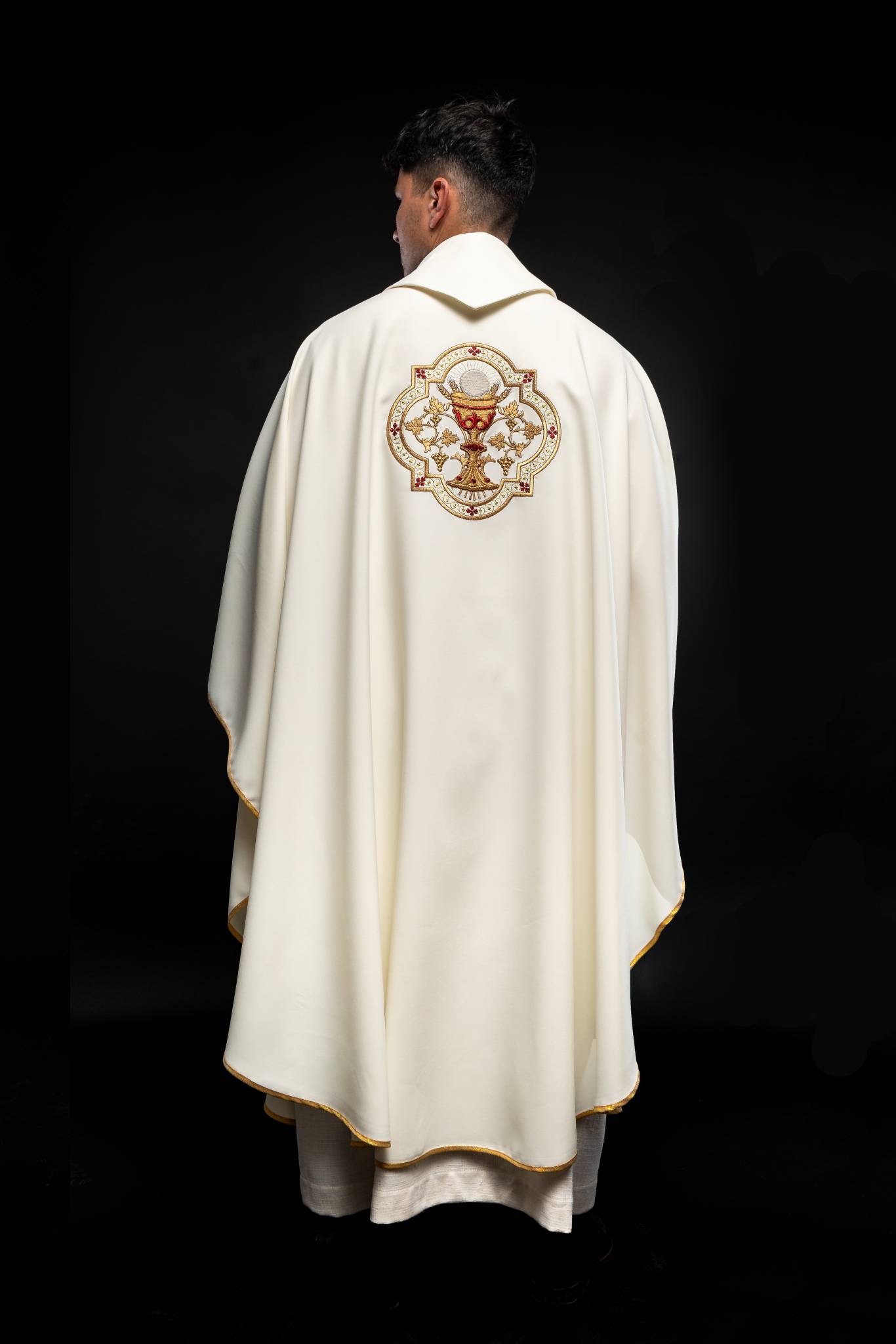 Ornat haftowany z motywem Serca Pana Jezusa i Kielicha eucharystycznego
