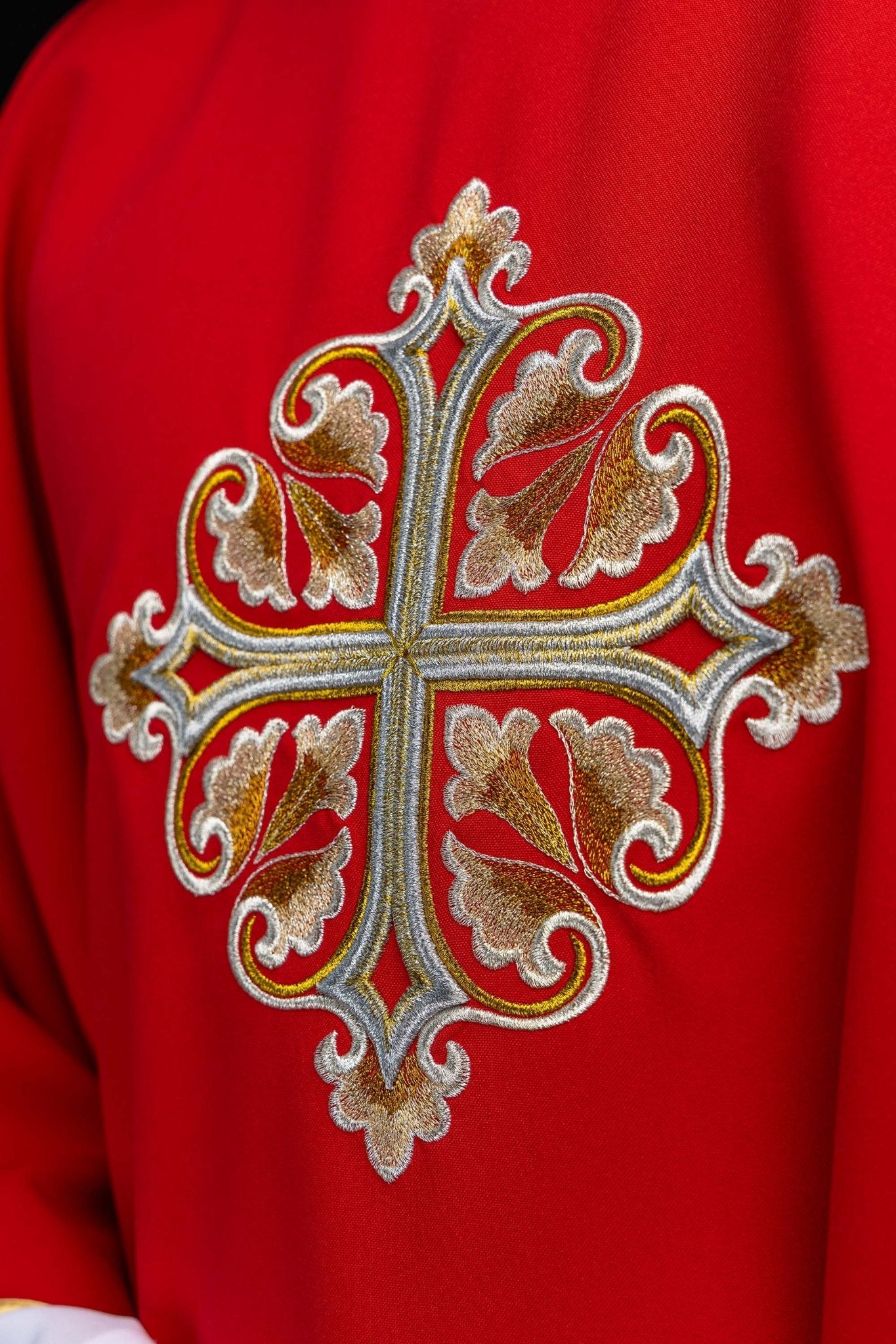 Ornat haftowany z ozdobionym krzyżem i szerokim kołnierzem czerwony