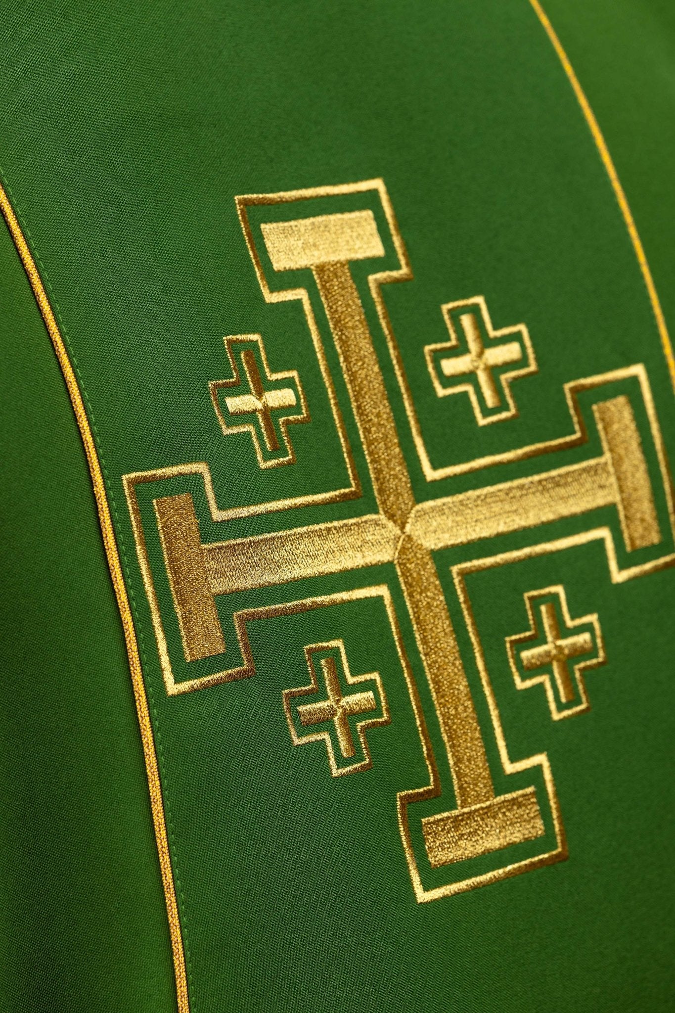 Ornat haftowany zielony z pasem krzyże jerozolimskie