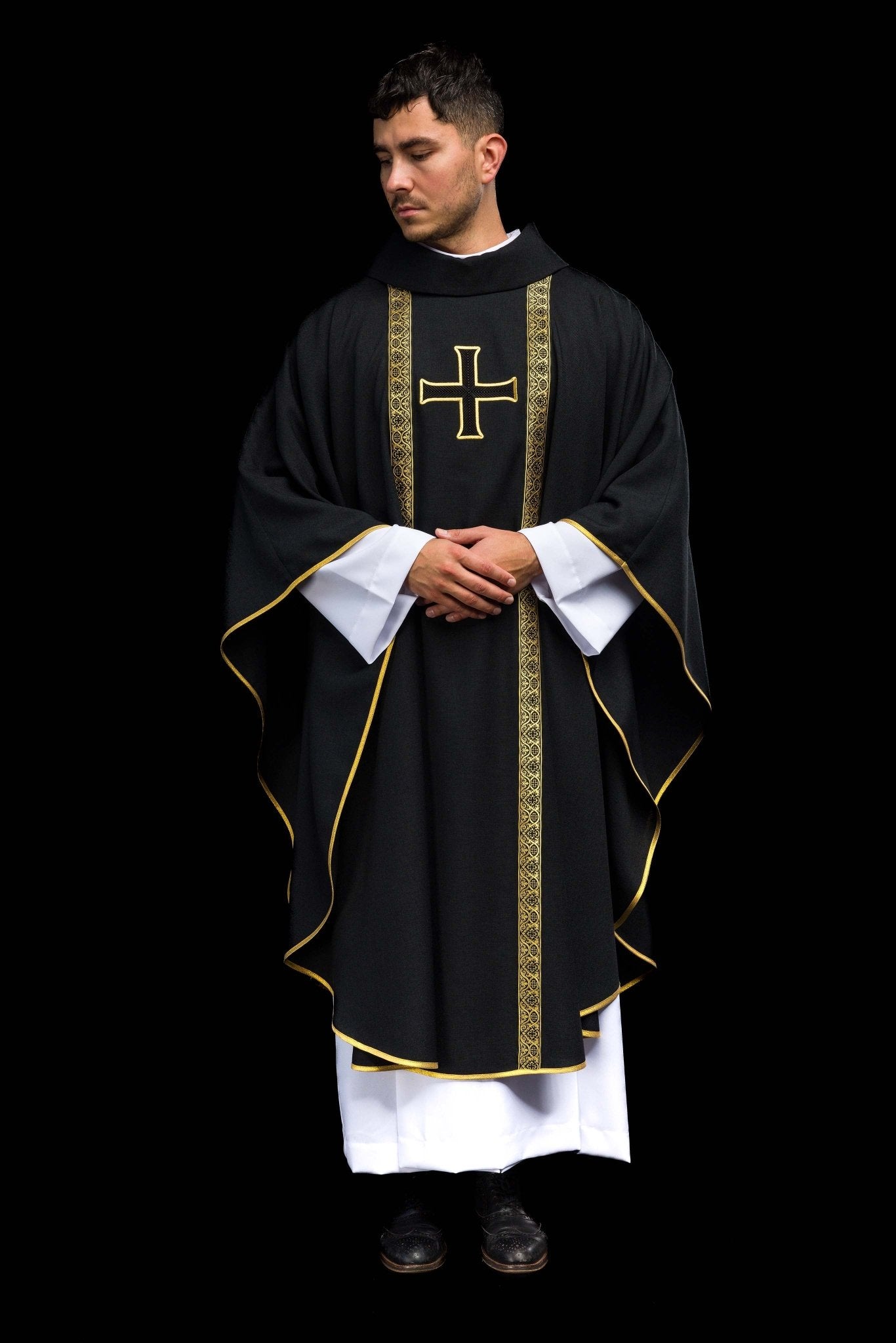 Ornat liturgiczny czarny z haftowanym krzyżem i taśmami żakardowymi