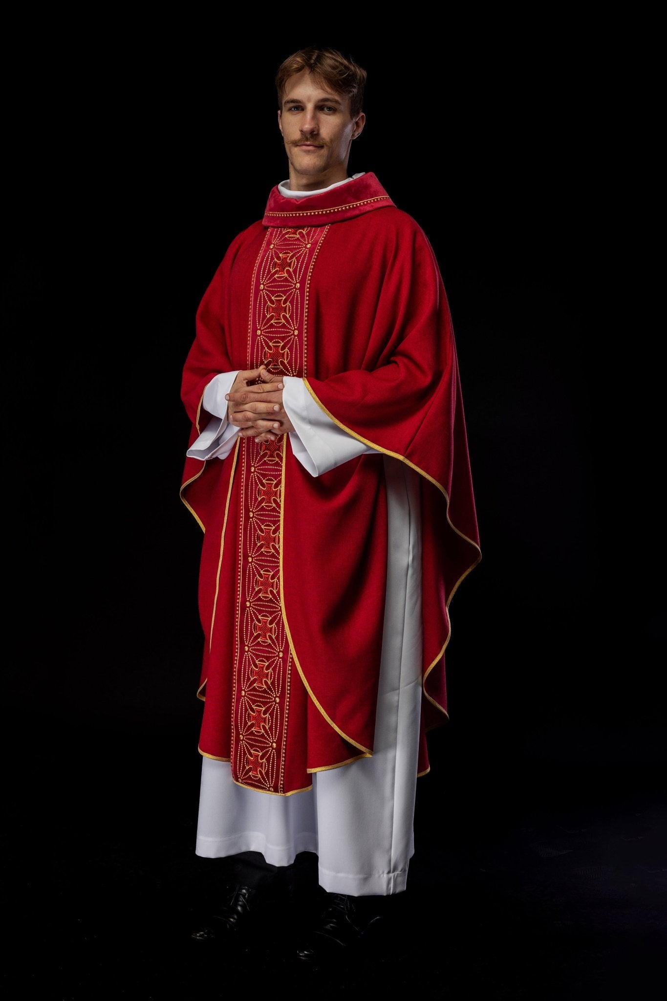 Ornat liturgiczny z bogato zdobionym pasem w krzyże w kolorze czerwonym