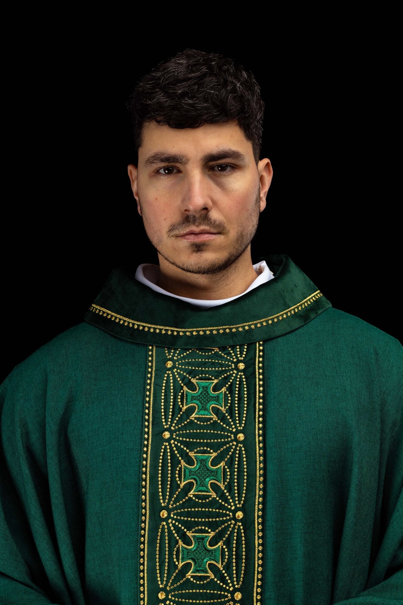 Ornat liturgiczny z bogato zdobionym pasem w krzyże w kolorze zielonym
