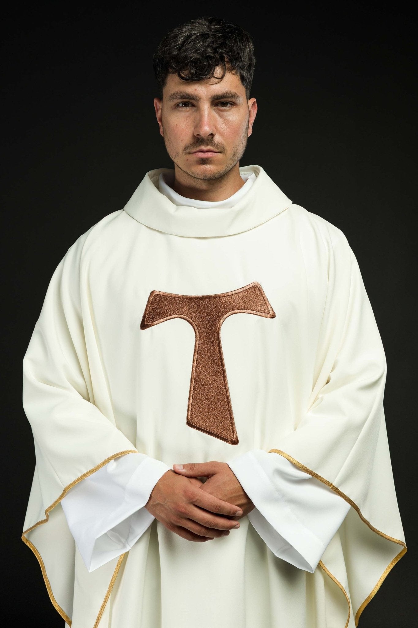Ornat liturgiczny z franciszkańskim krzyżem
