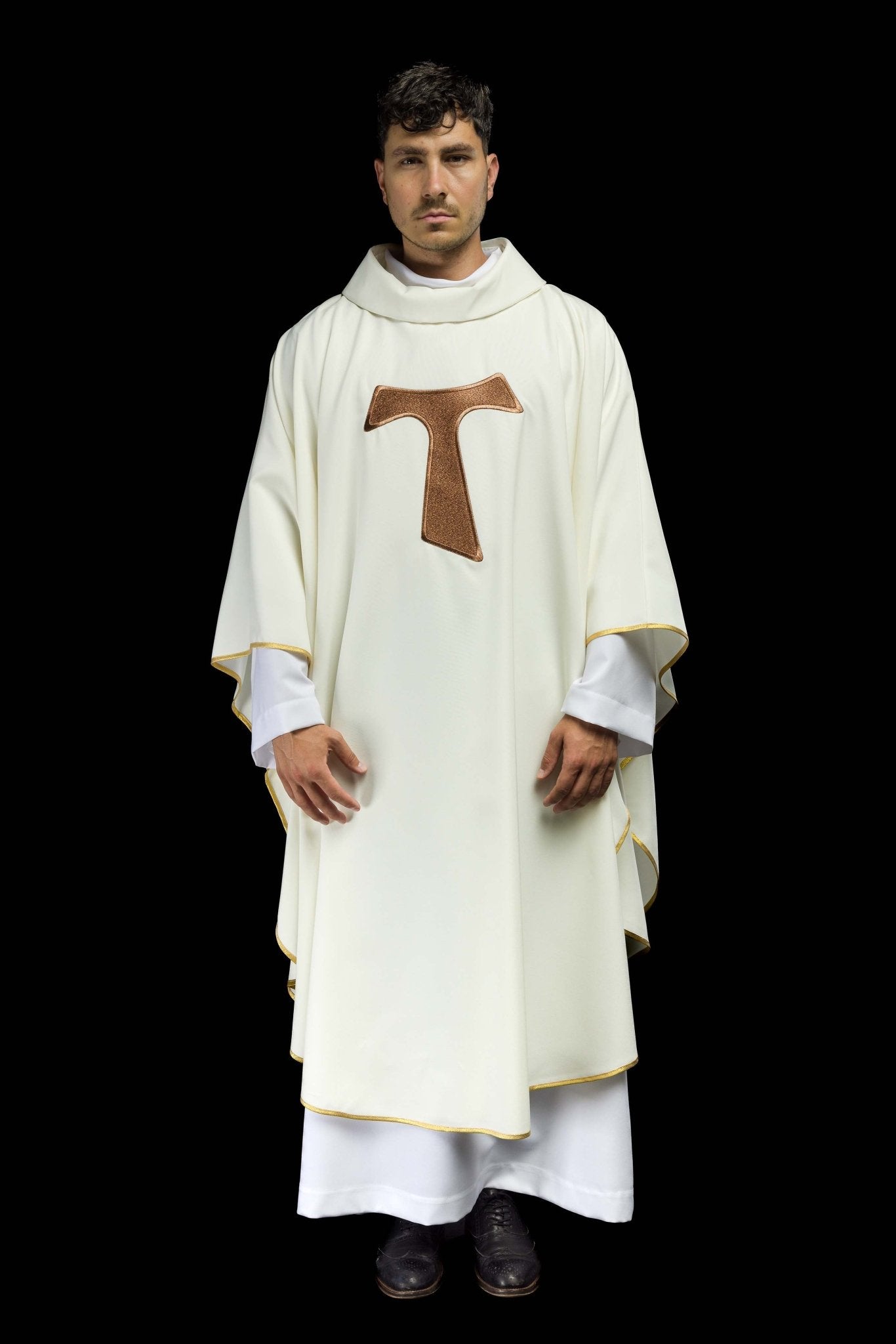 Ornat liturgiczny z franciszkańskim krzyżem