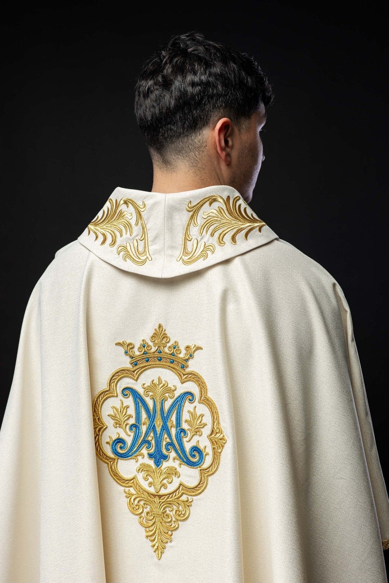 Ornat liturgiczny z haftowanym herbem Maryjnym i Koroną