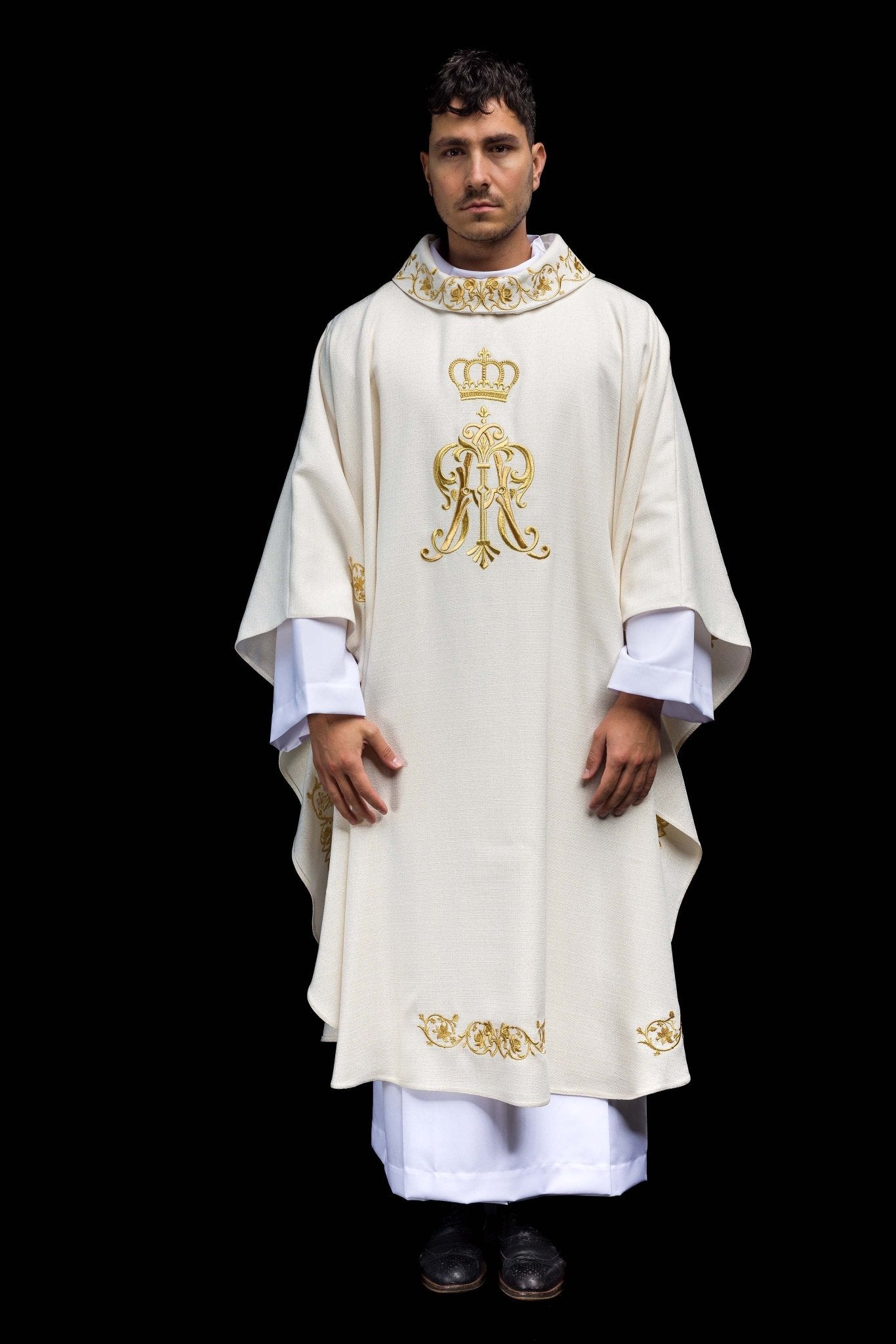 Ornat liturgiczny z haftowanym herbem Maryjnym i Koroną