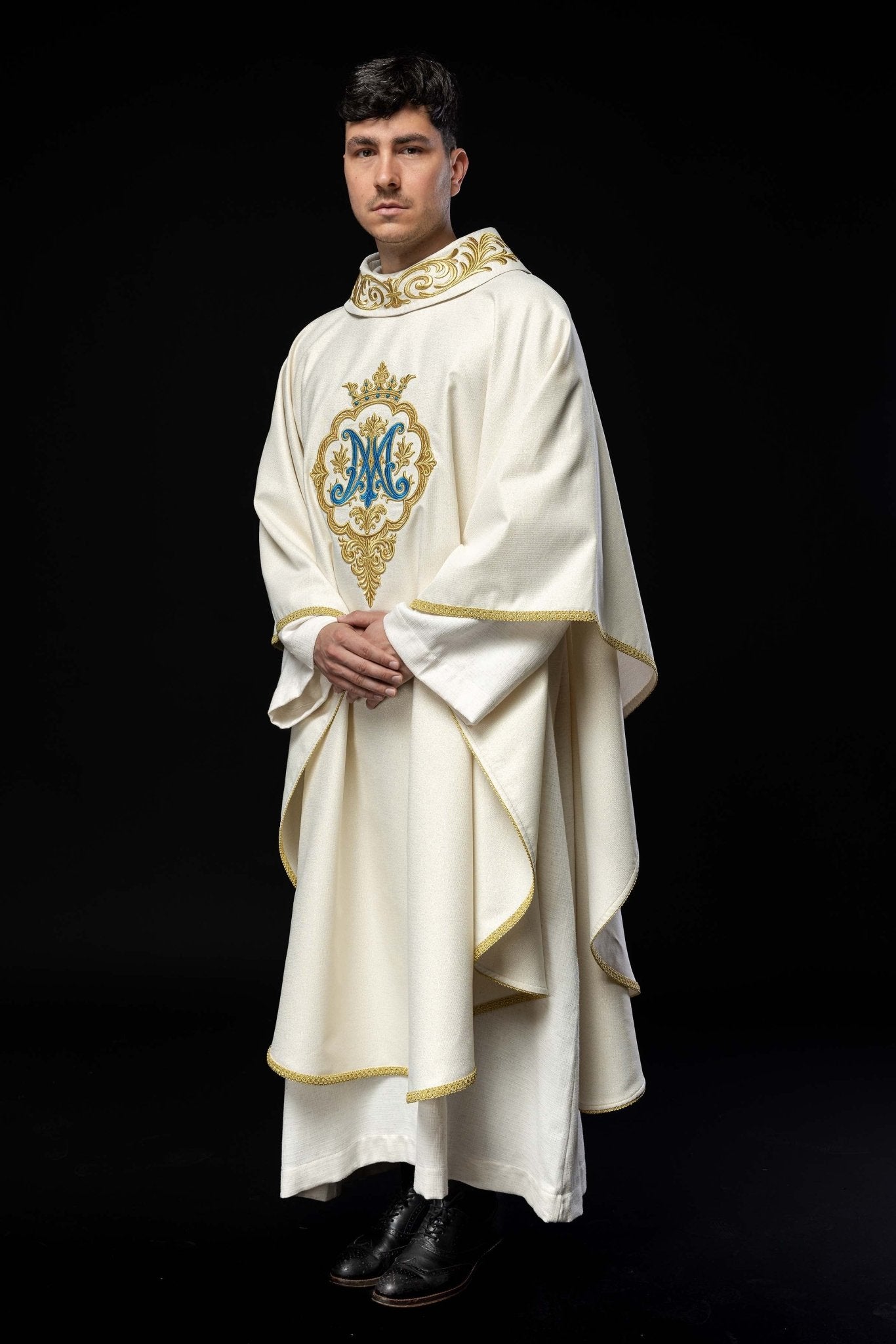 Ornat liturgiczny z haftowanym herbem Maryjnym i Koroną