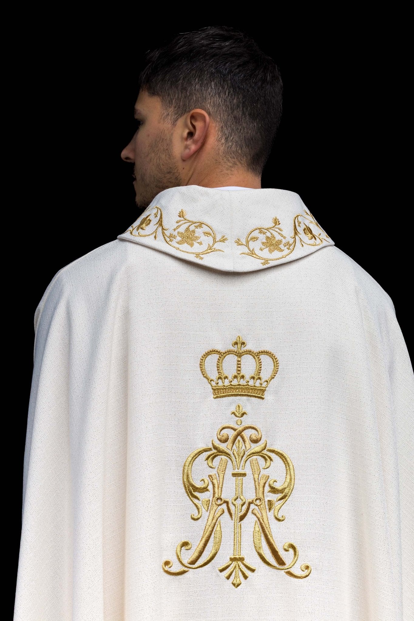 Ornat liturgiczny z haftowanym herbem Maryjnym i Koroną