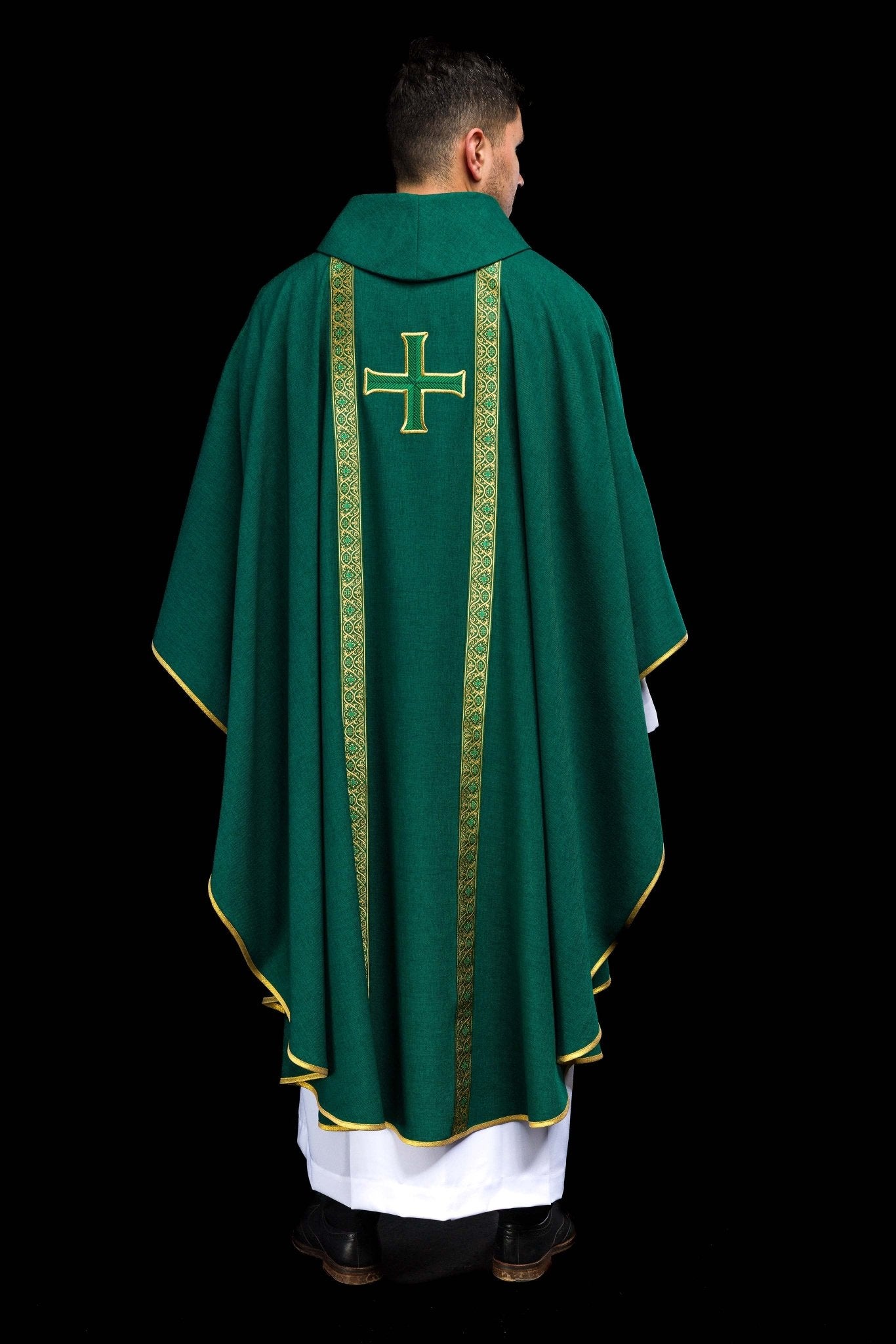 Ornat liturgiczny zielony z haftowanym krzyżem i taśmami żakardowymi
