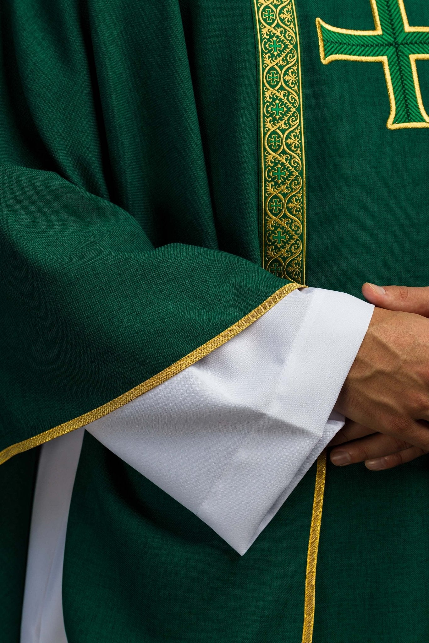 Ornat liturgiczny zielony z haftowanym krzyżem i taśmami żakardowymi