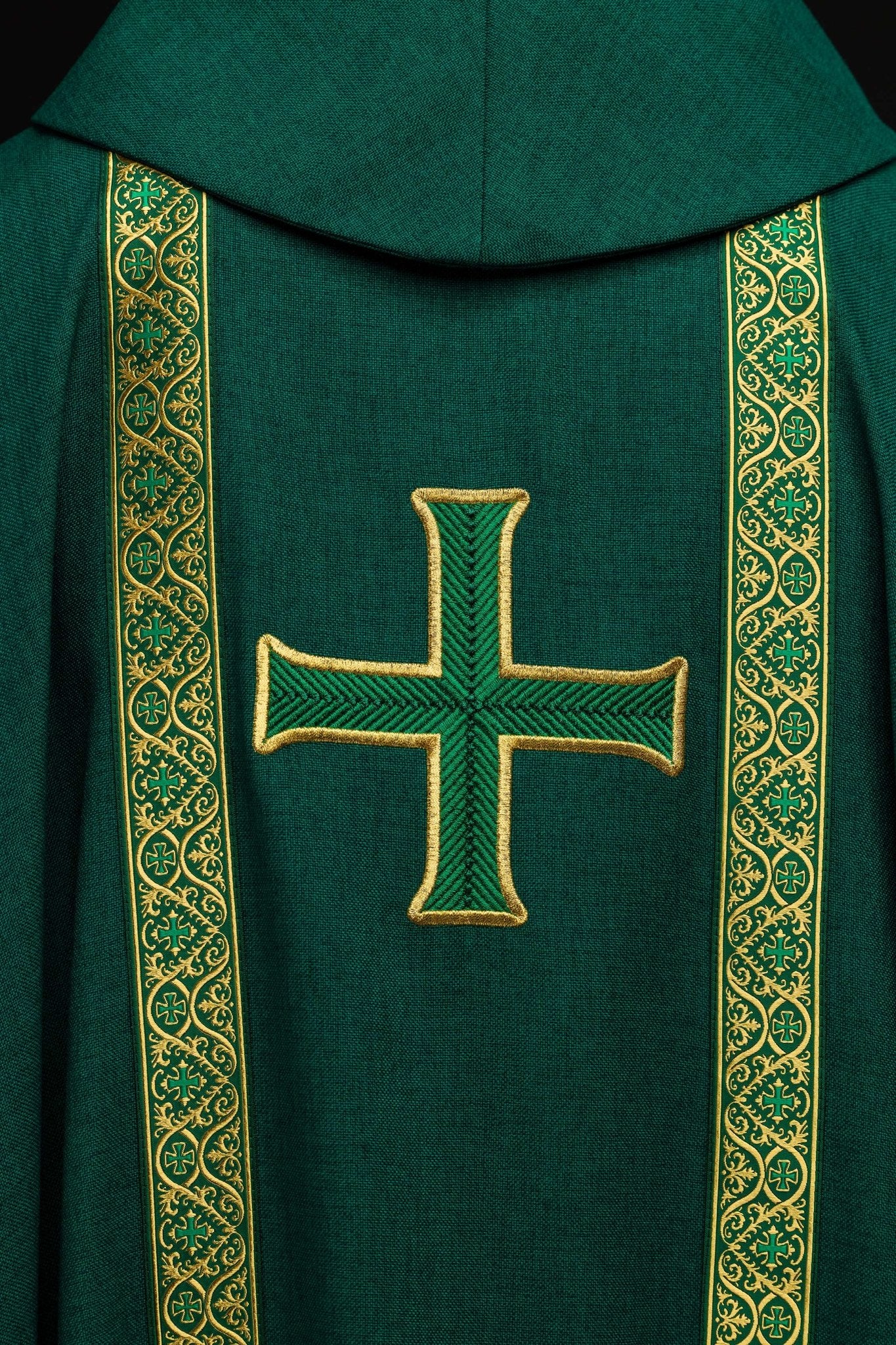 Ornat liturgiczny zielony z haftowanym krzyżem i taśmami żakardowymi