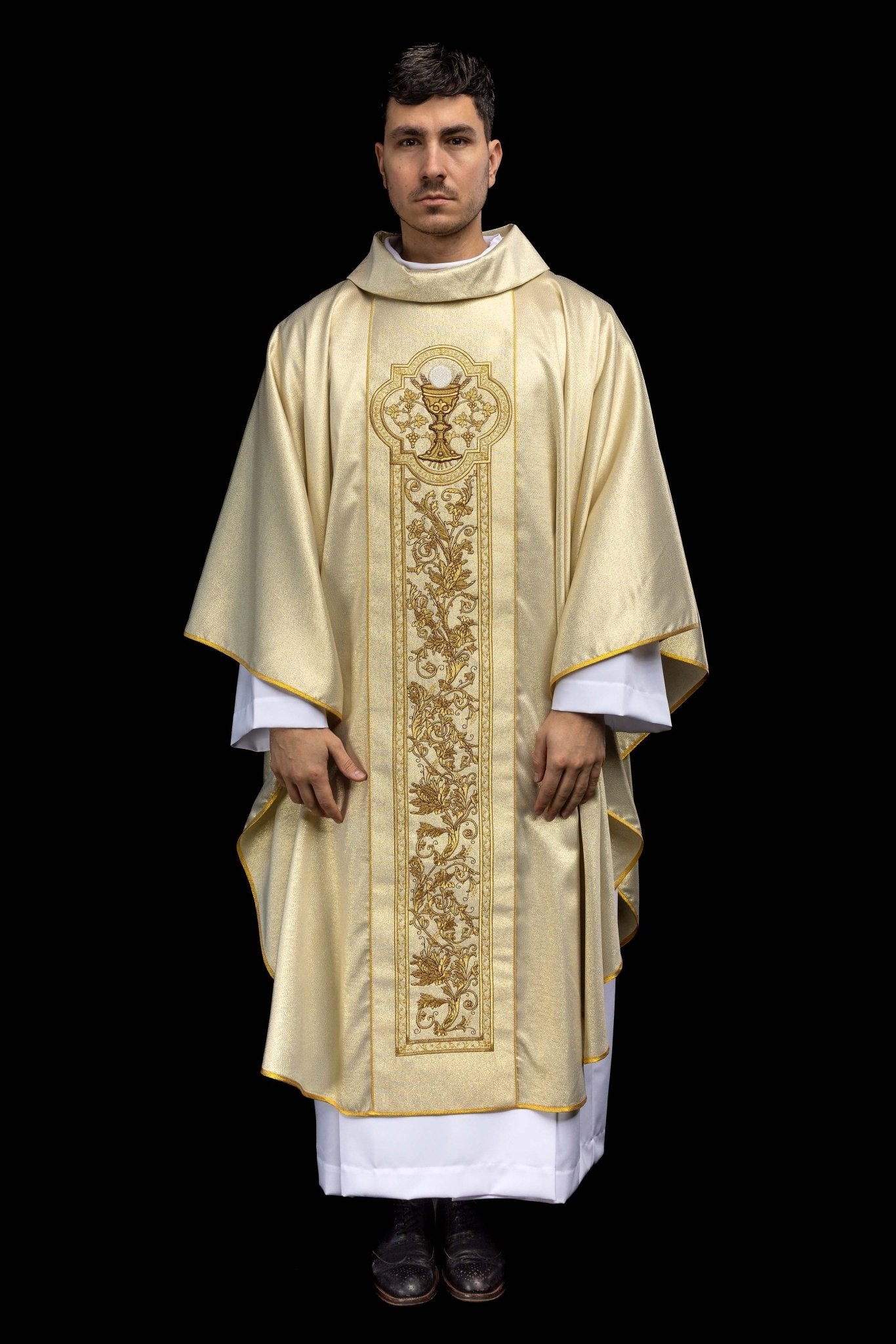 Ornat z haftem kielicha eucharystycznego w kolorze złotym