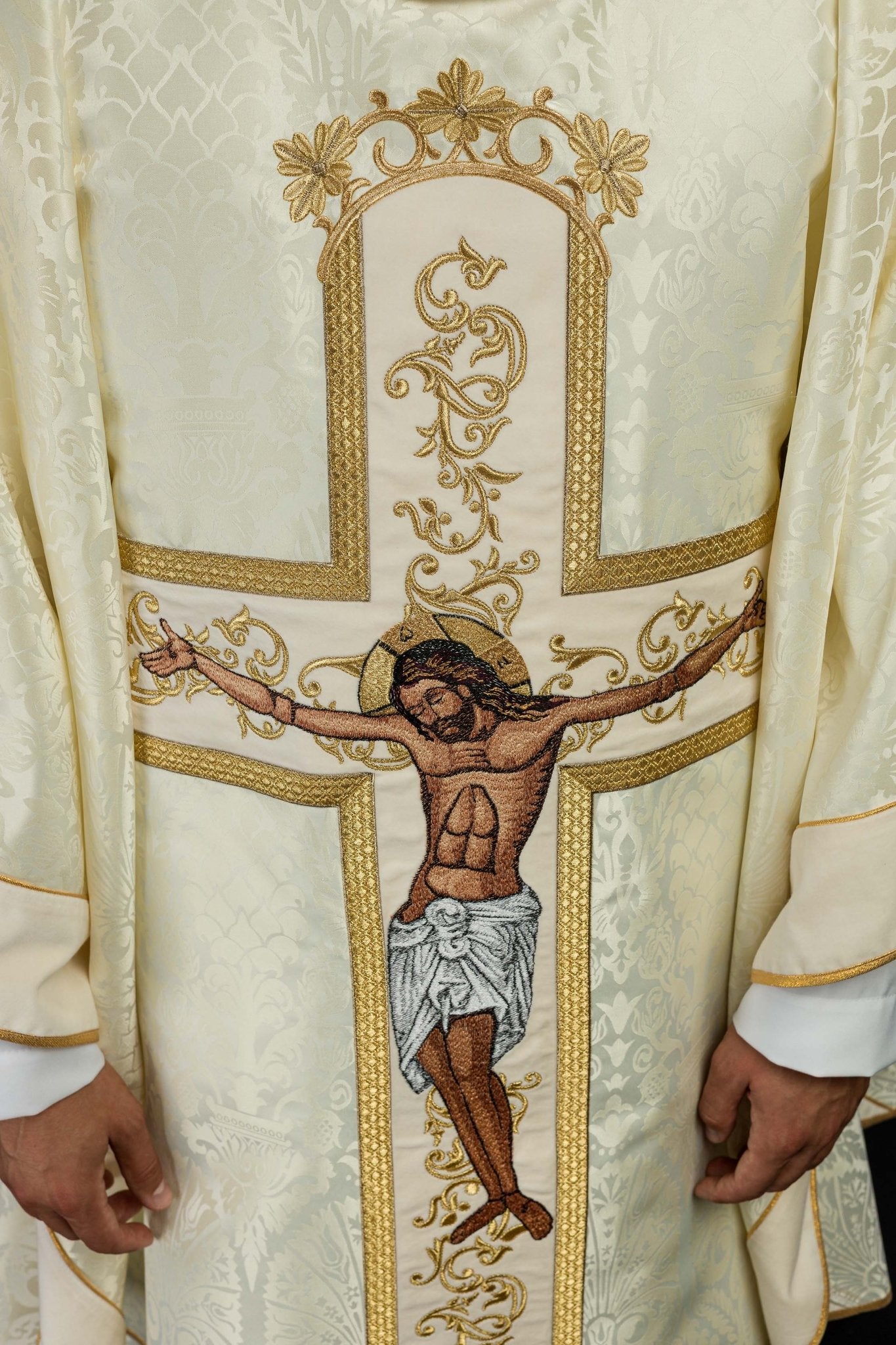 Ornat z wizerunkiem Jezusa Chrystusa na krzyżu w kolorze ecru
