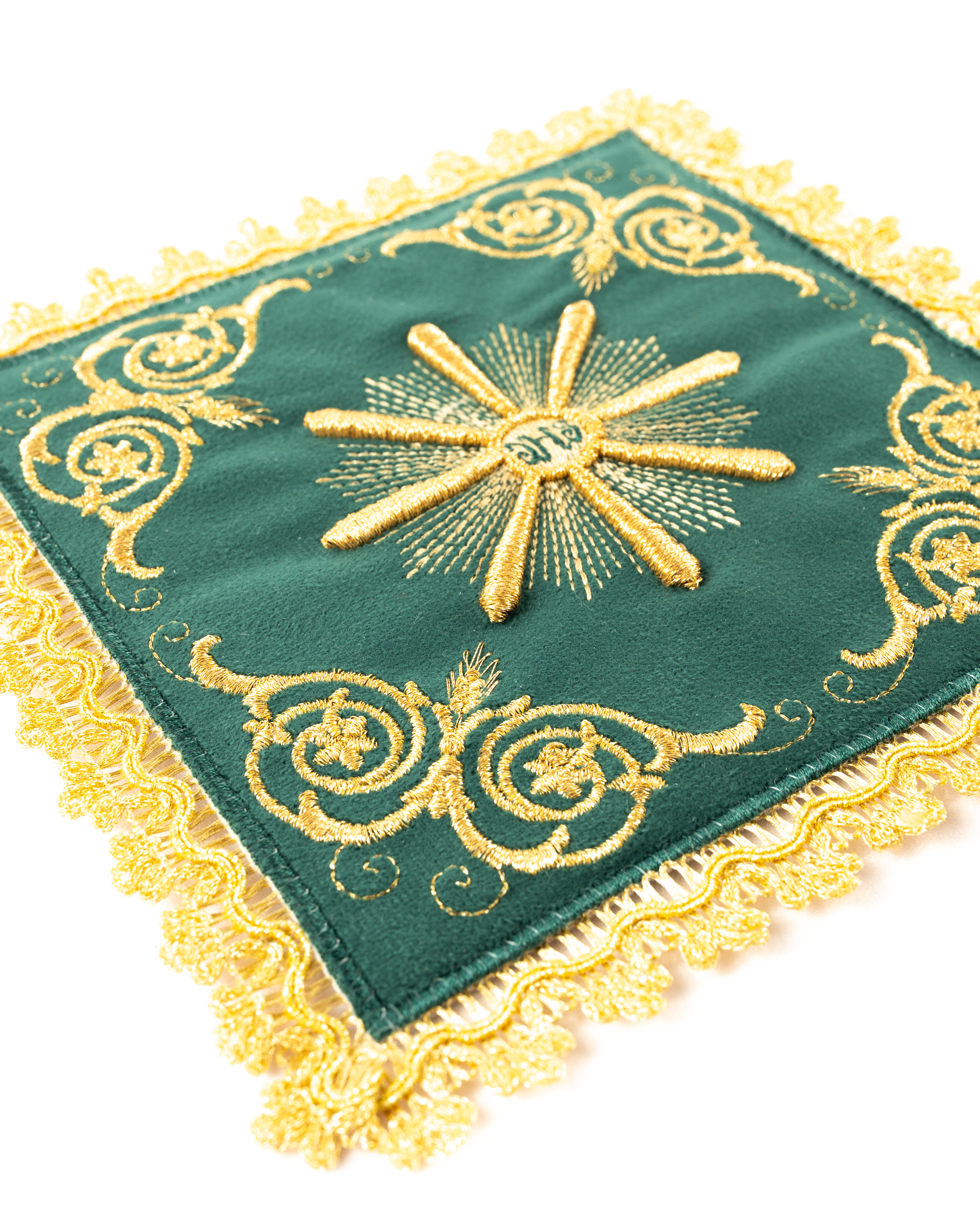 Palka z zielonego aksamitu z wypukłym haftem monogramu IHS, złotymi promieniami i ornamentalnymi zwojami, złota koronka frędzlowa na krawędzi