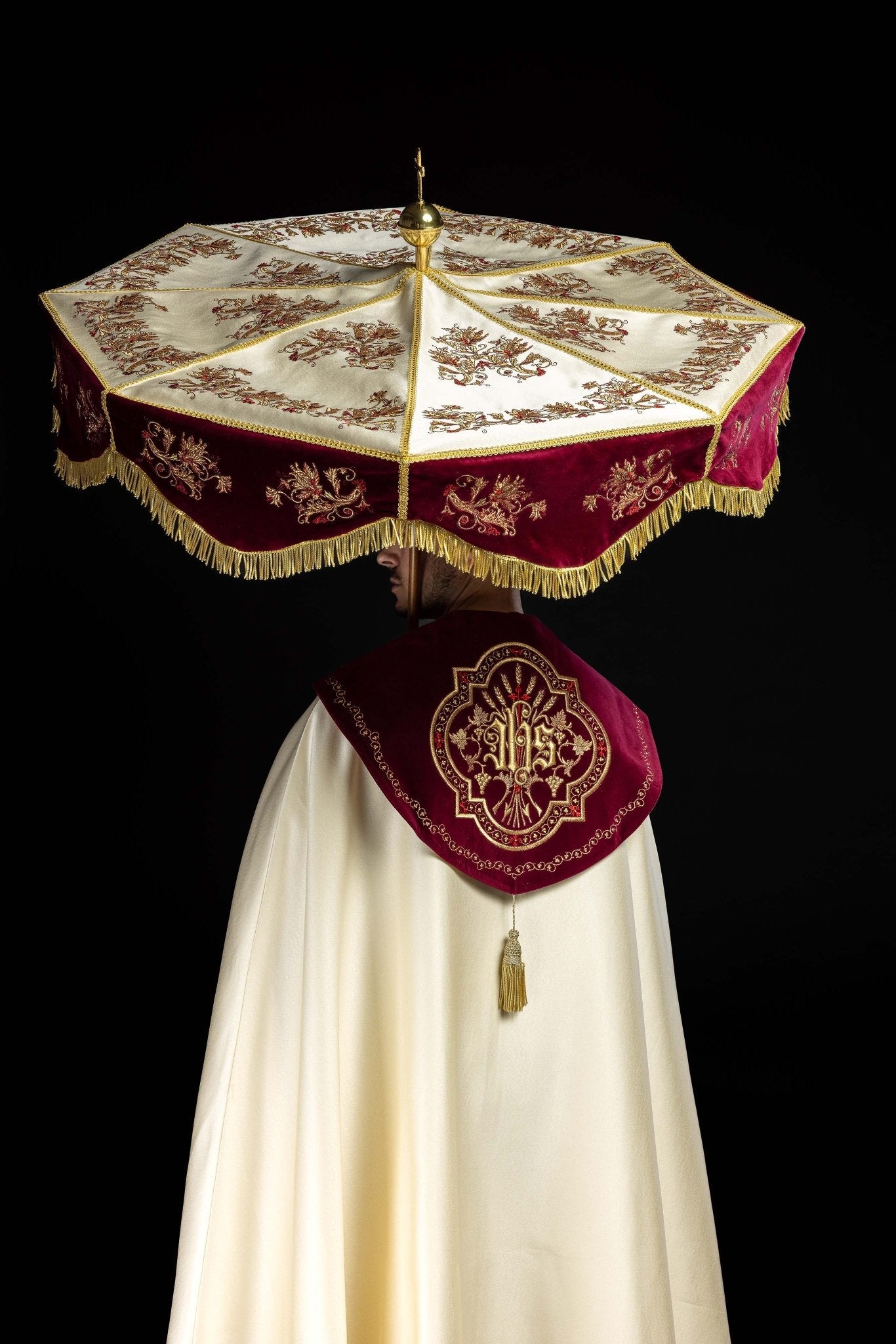 Parasol procesyjny bordowo-ecru z haftem